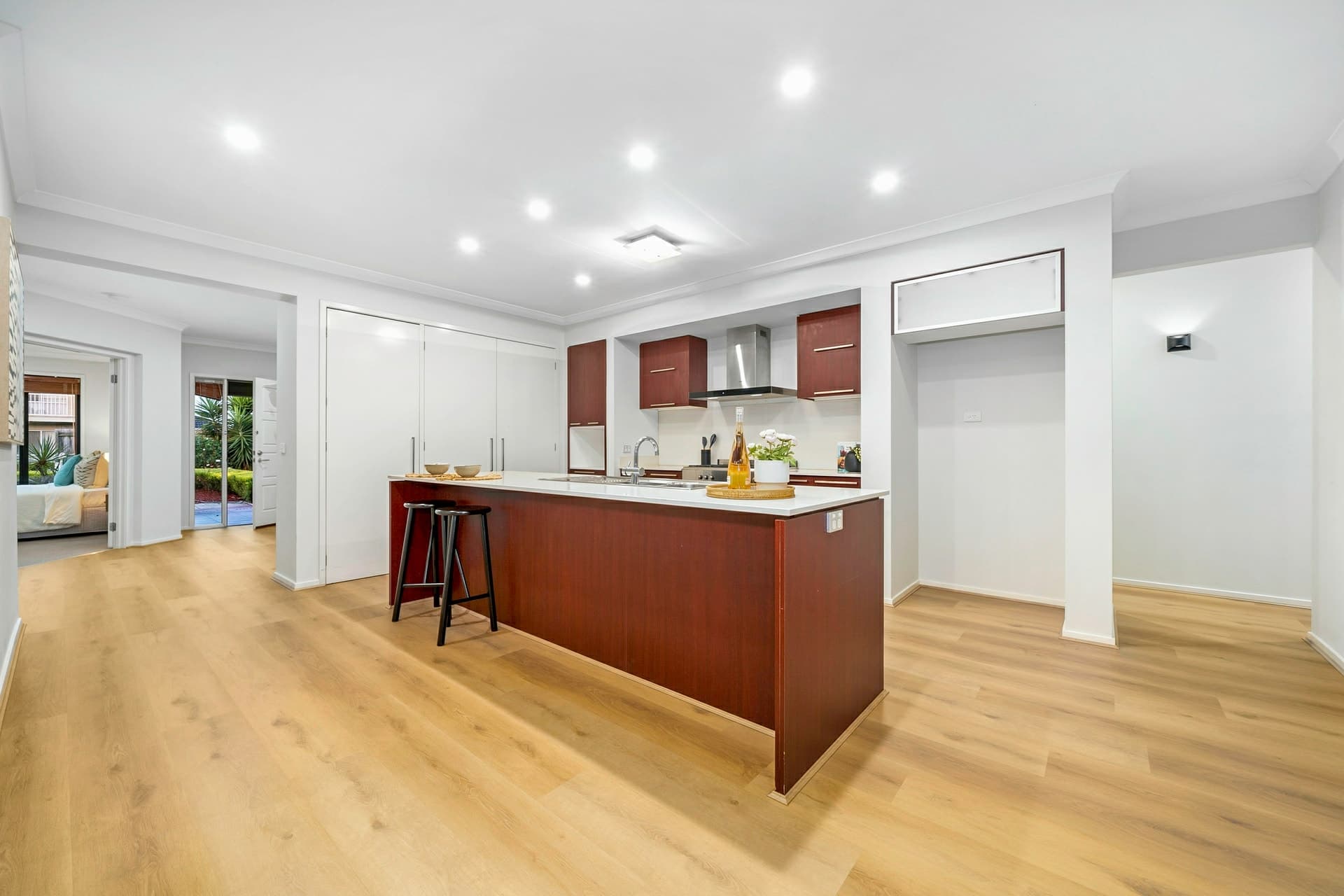 8 Matilda Court, Lynbrook, Lynbrook - Thumbnail 7