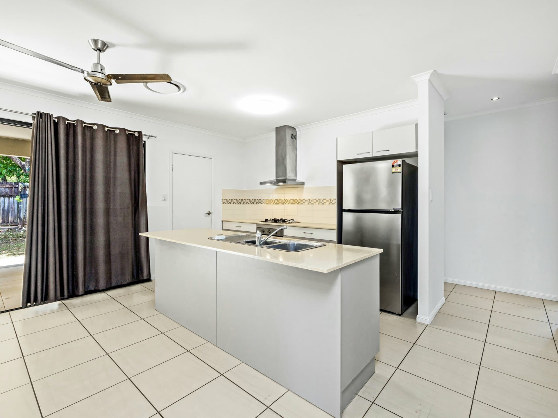 5 Mallory Close, Edmonton, Edmonton - Thumbnail 3