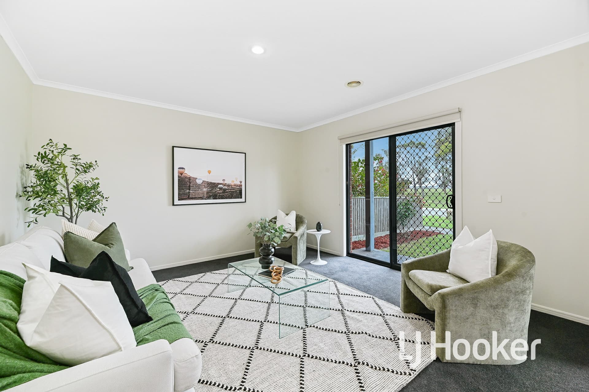174 Paterson Drive, Lynbrook, Lynbrook - Thumbnail 2