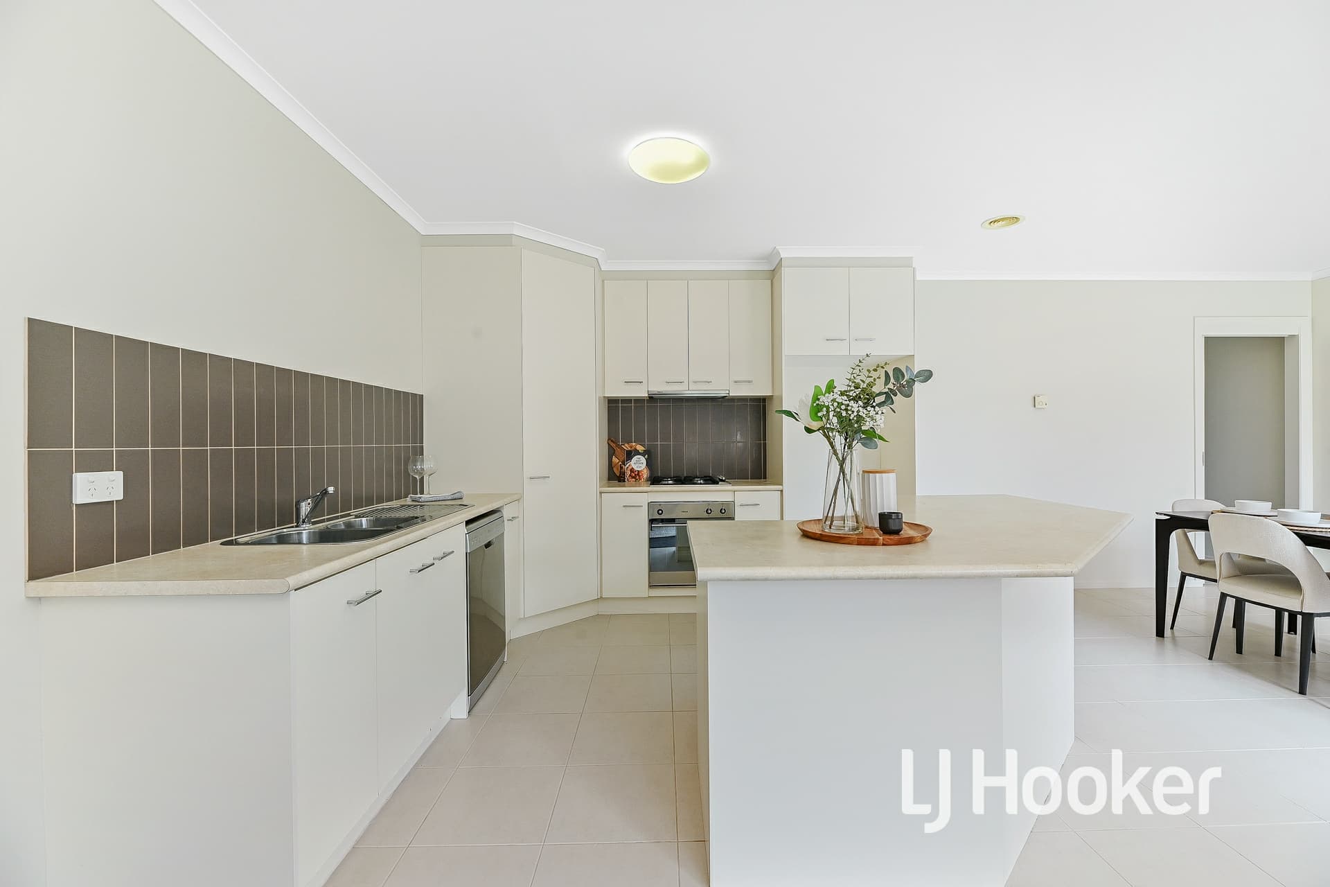174 Paterson Drive, Lynbrook, Lynbrook - Thumbnail 3