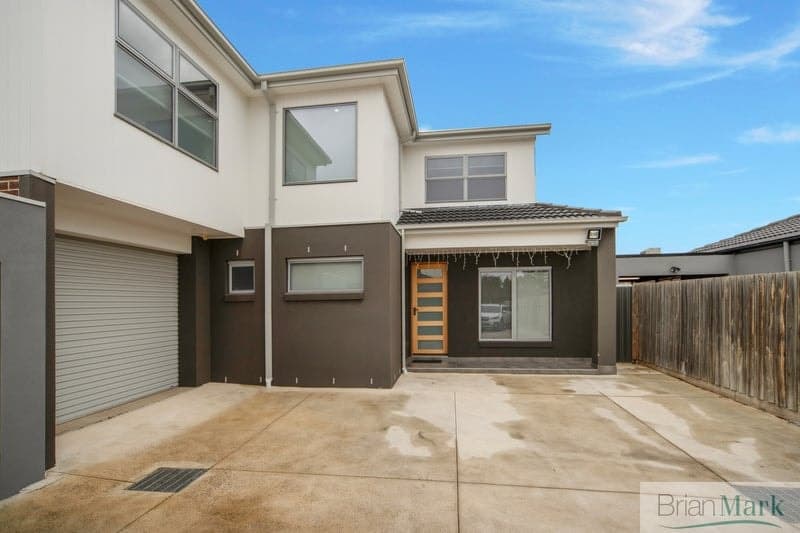 2/54 Kookaburra Avenue, Werribee - Thumbnail 2