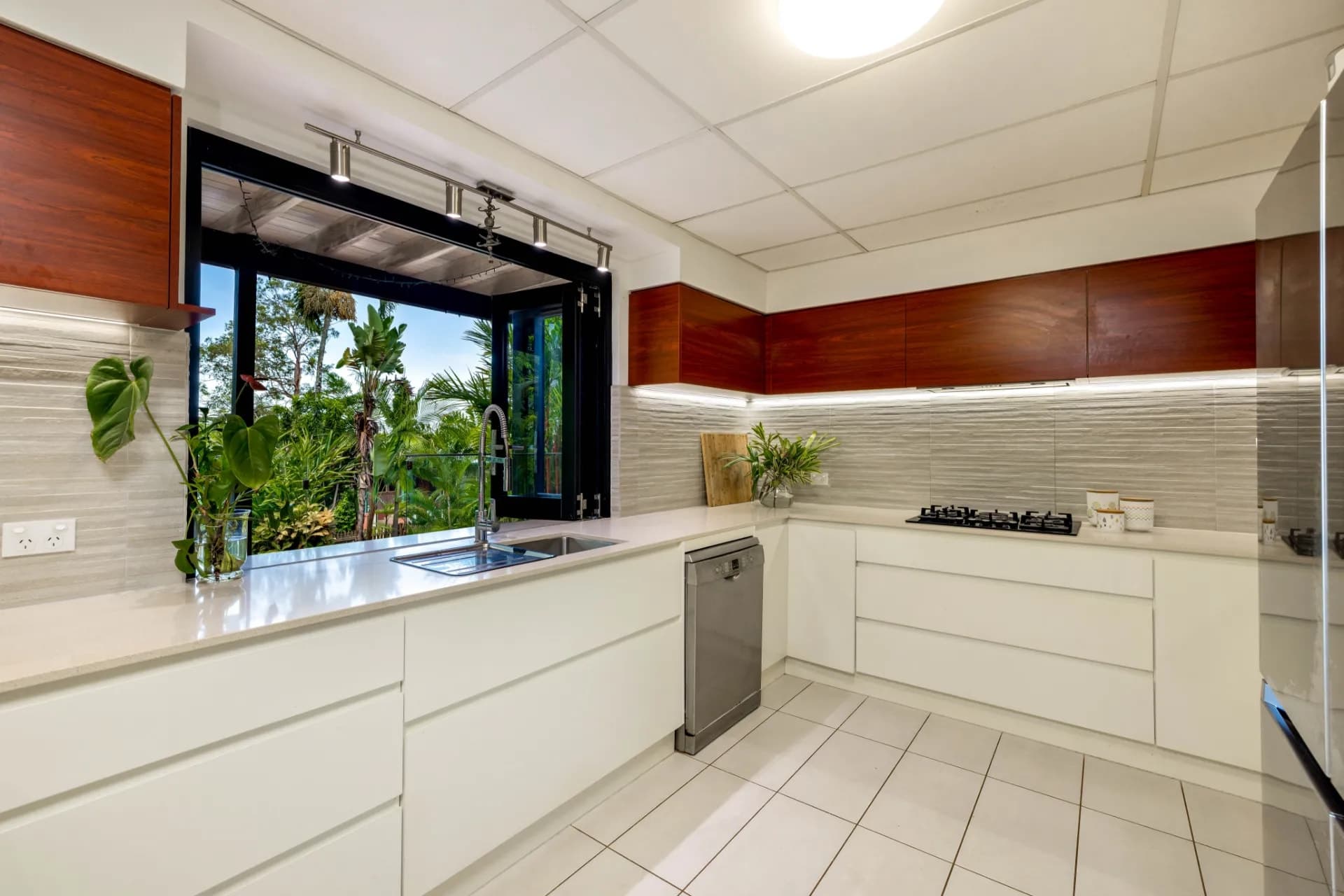 14 Eugenia Crescent, Redlynch - Thumbnail 2