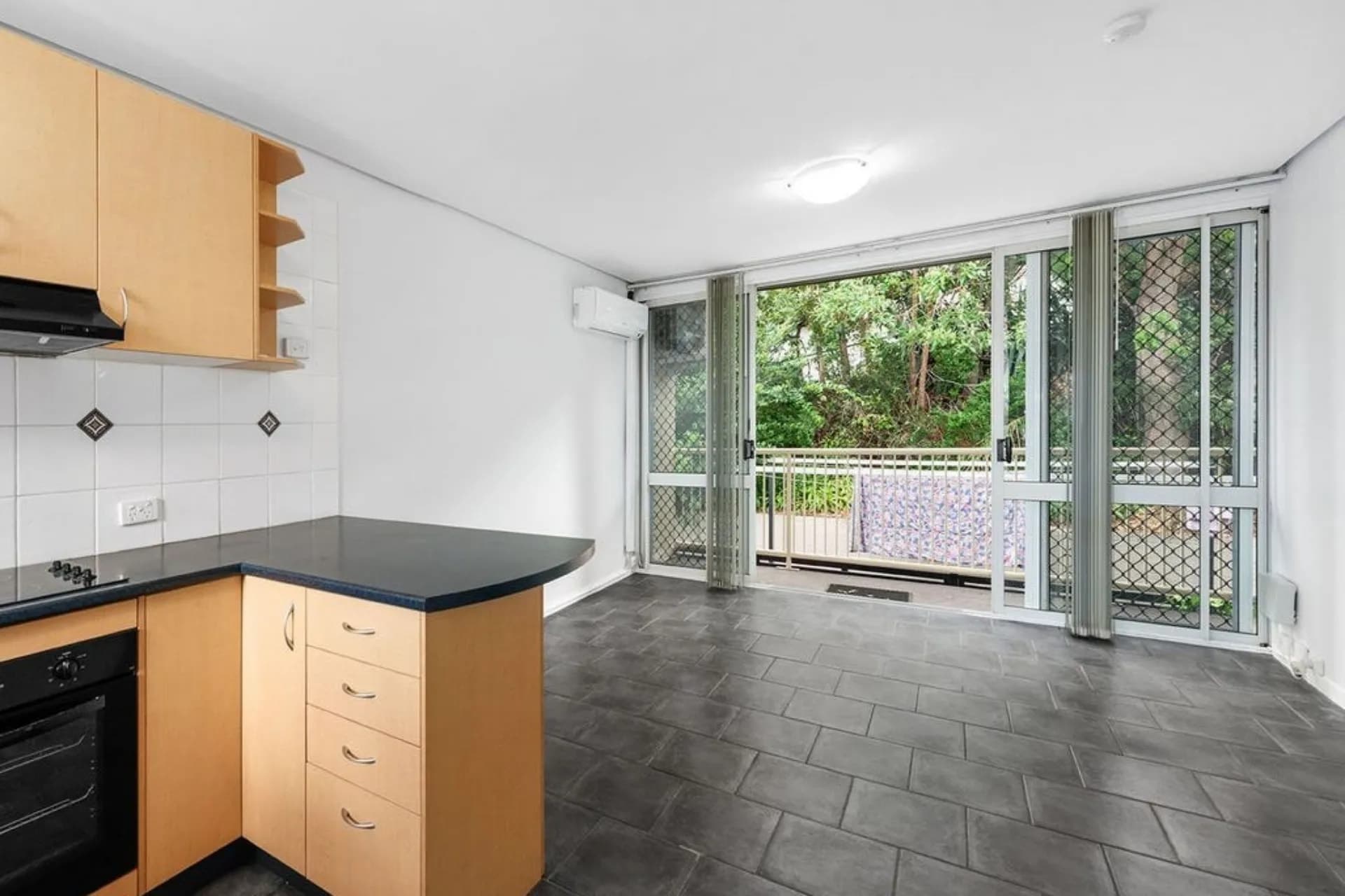 16/256 Kingsford Smith Drive, Hamilton - Image 1