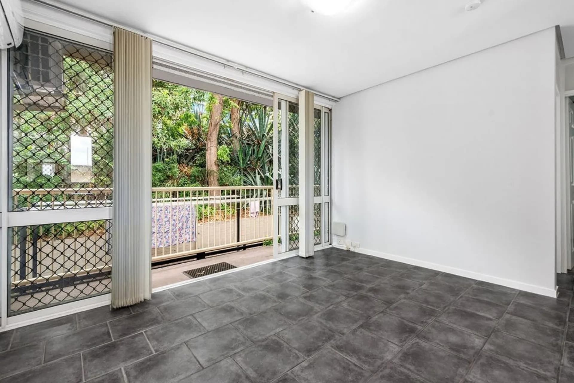 16/256 Kingsford Smith Drive, Hamilton - Thumbnail 2