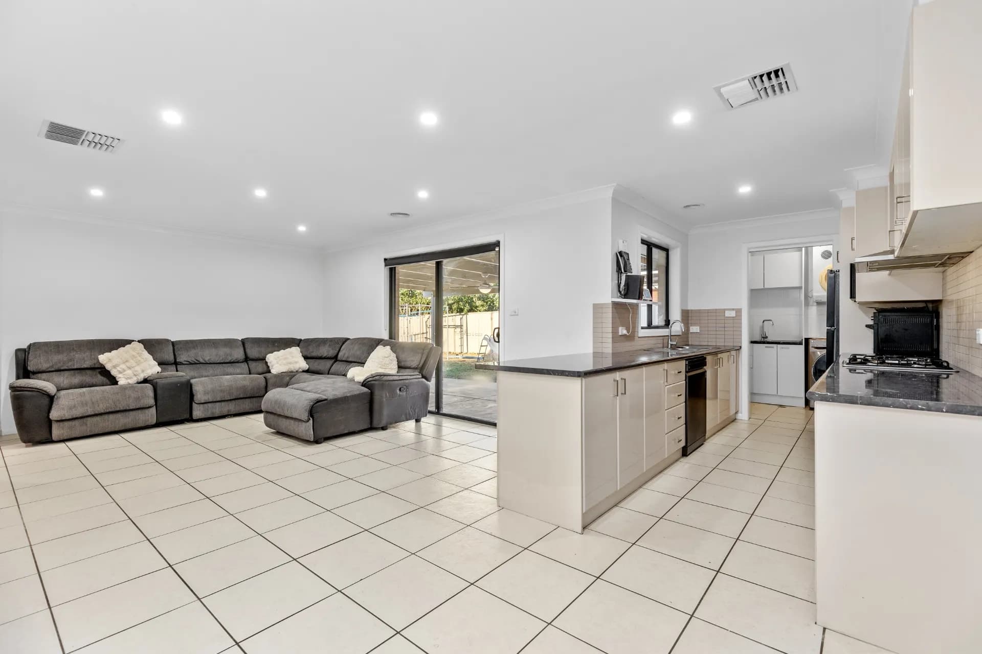 18 Birri Place, Glenfield Park - Thumbnail 5