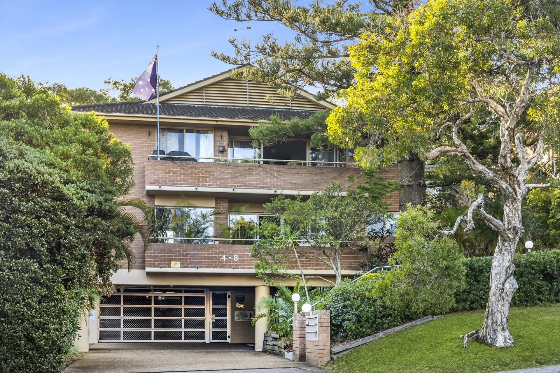 10/4-8 Seaview Avenue, Newport - Image 1