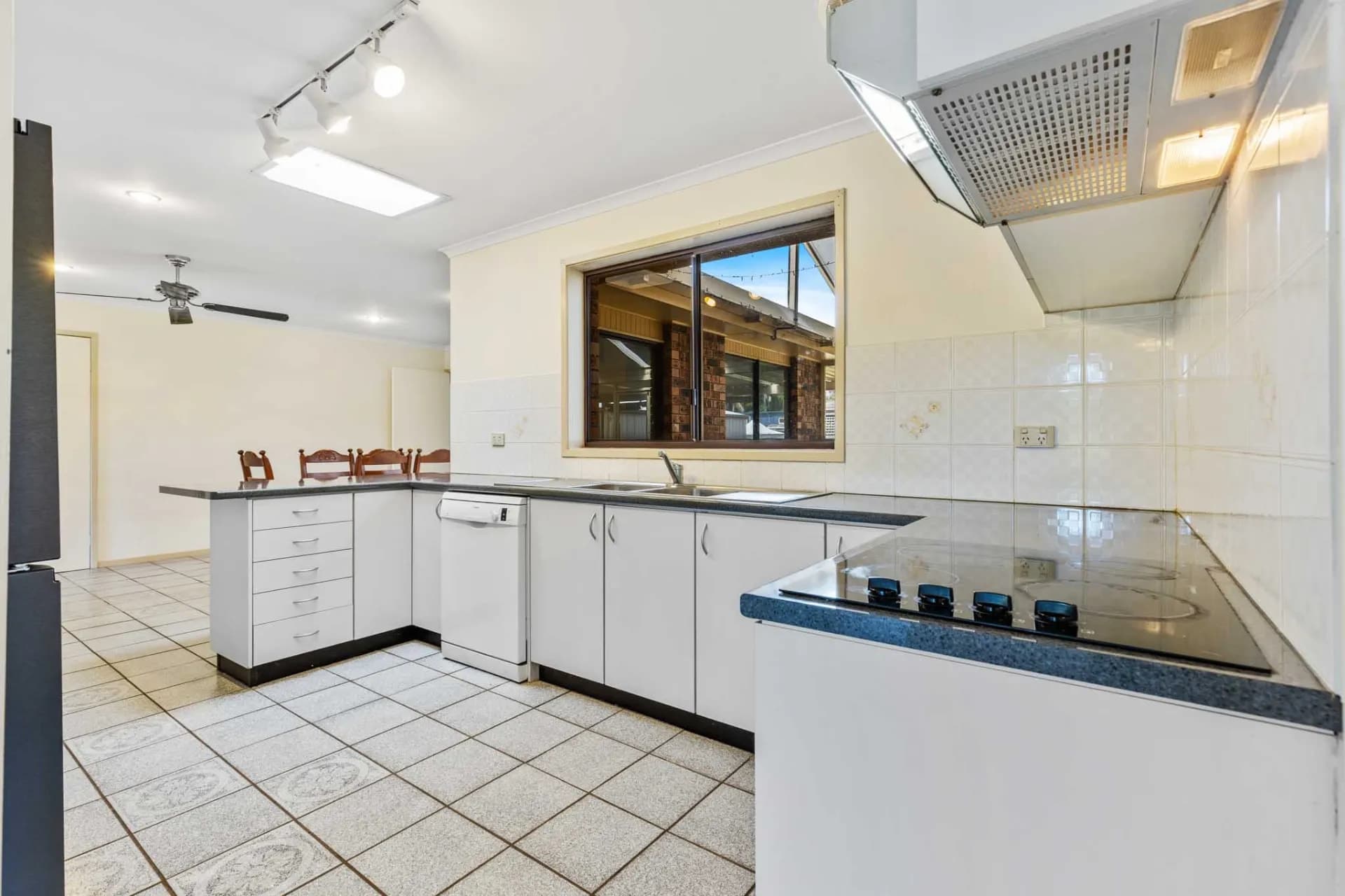 9 Blue Gum Parade, Maloneys Beach - Thumbnail 6