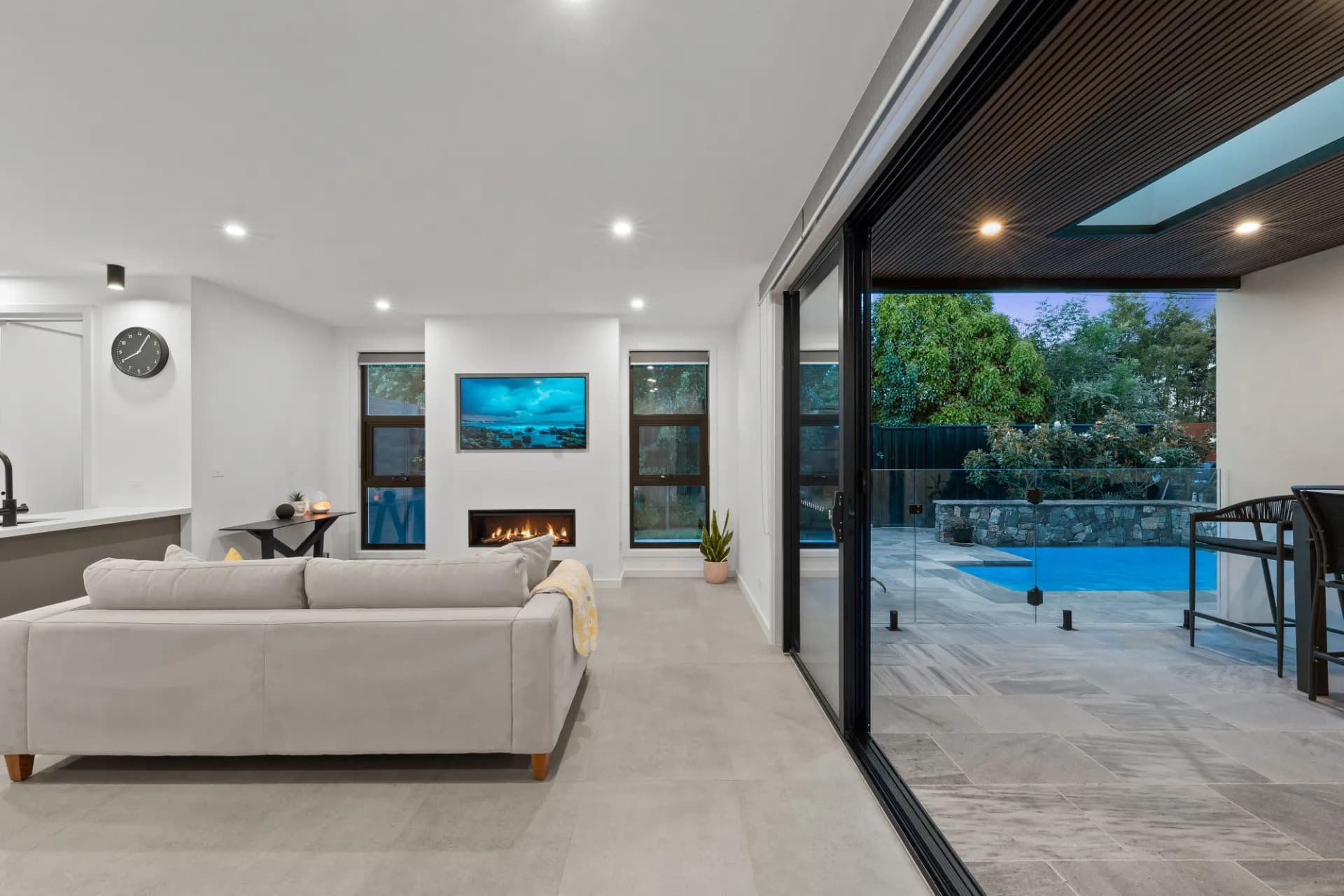 2/11 Landsborough Street, Griffith - Thumbnail 2