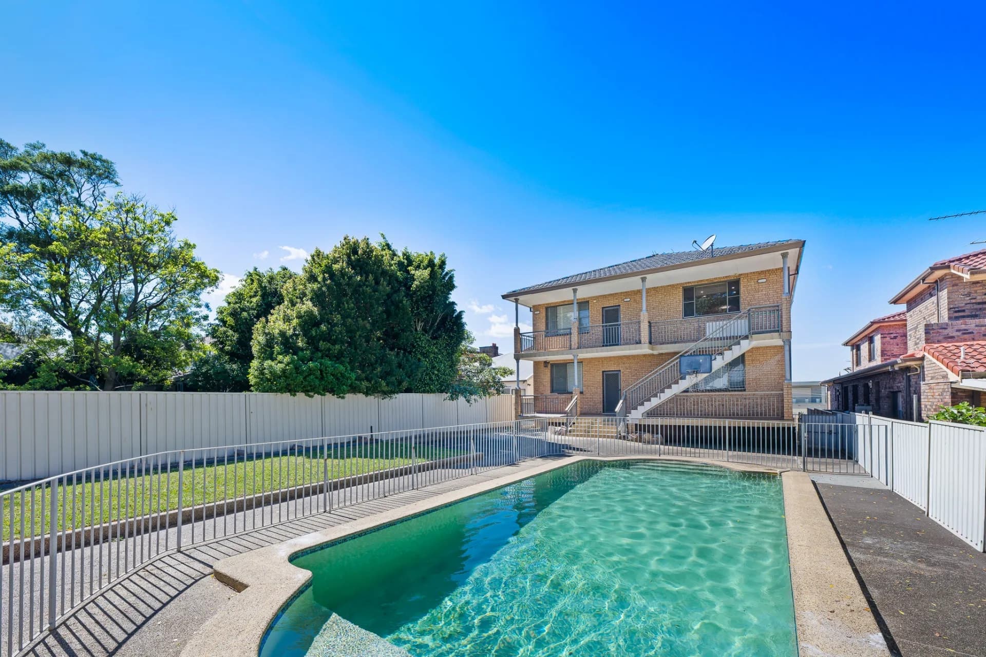 19 Blackwall Point Road, Chiswick - Image 1