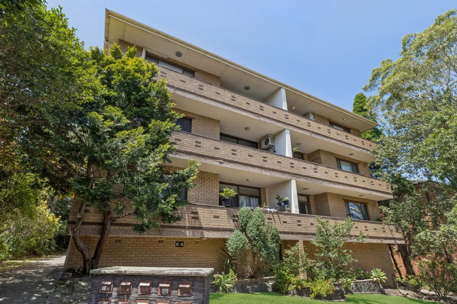 8/2-4 Winchester Street, Carlton - Image 1