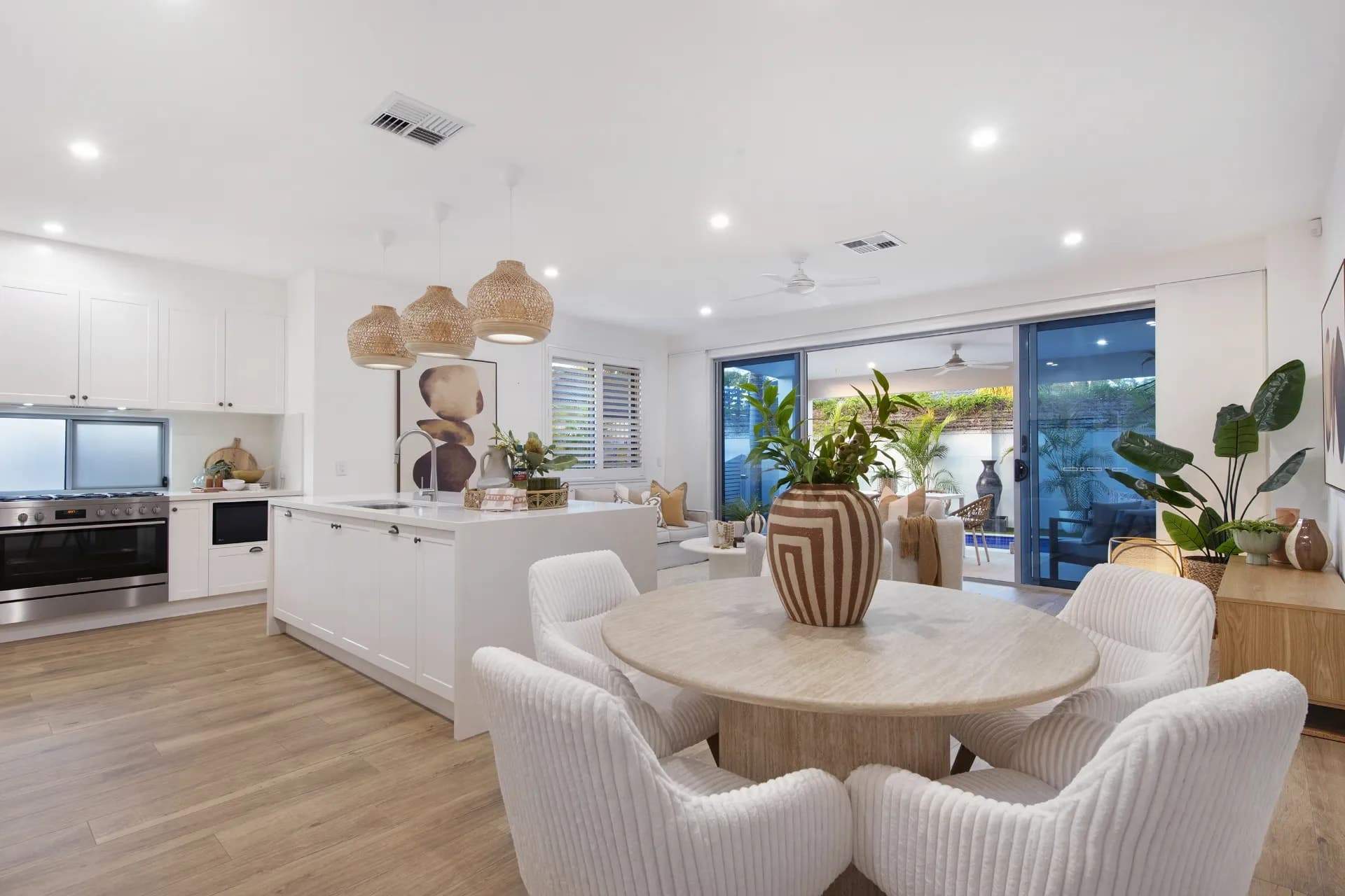1/7 Esther  Place, Surfers Paradise - Thumbnail 2