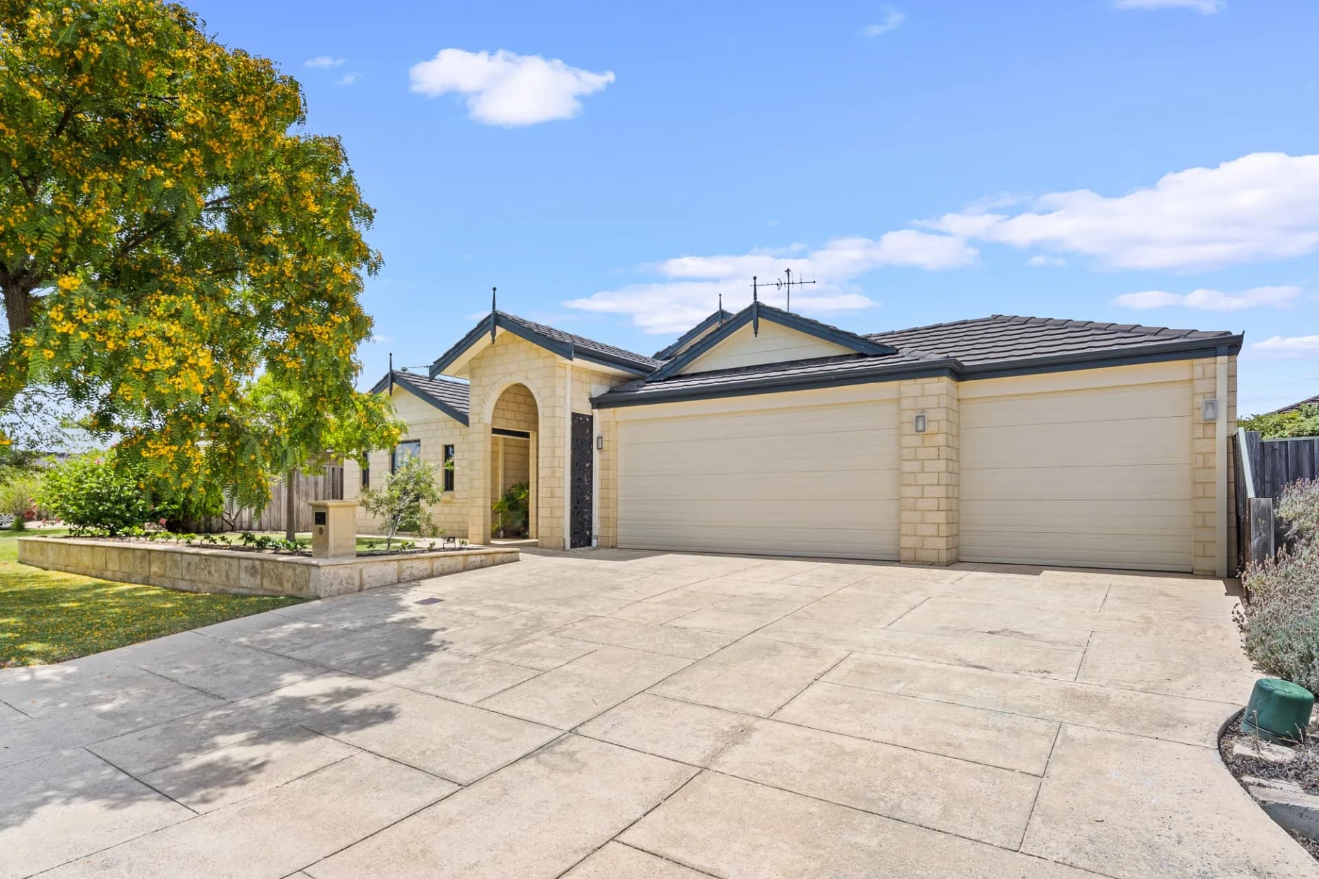 39 Waratah Circle, Halls Head - Image 1
