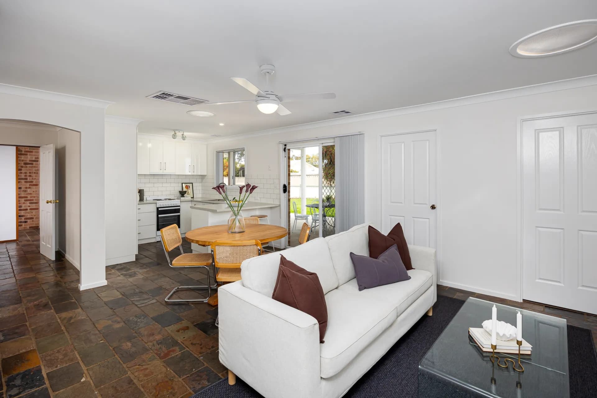 11 Yungana  Place, Glenfield Park - Thumbnail 2