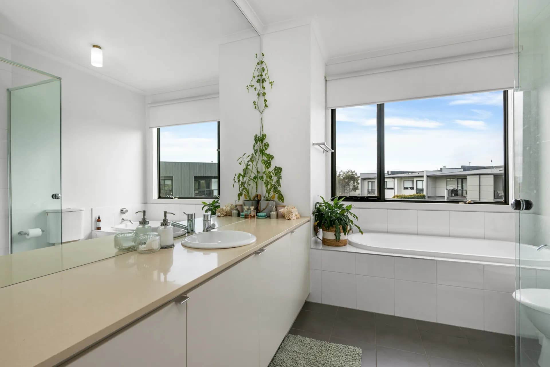 9 Coast Drive, Torquay., Torquay - Thumbnail 8