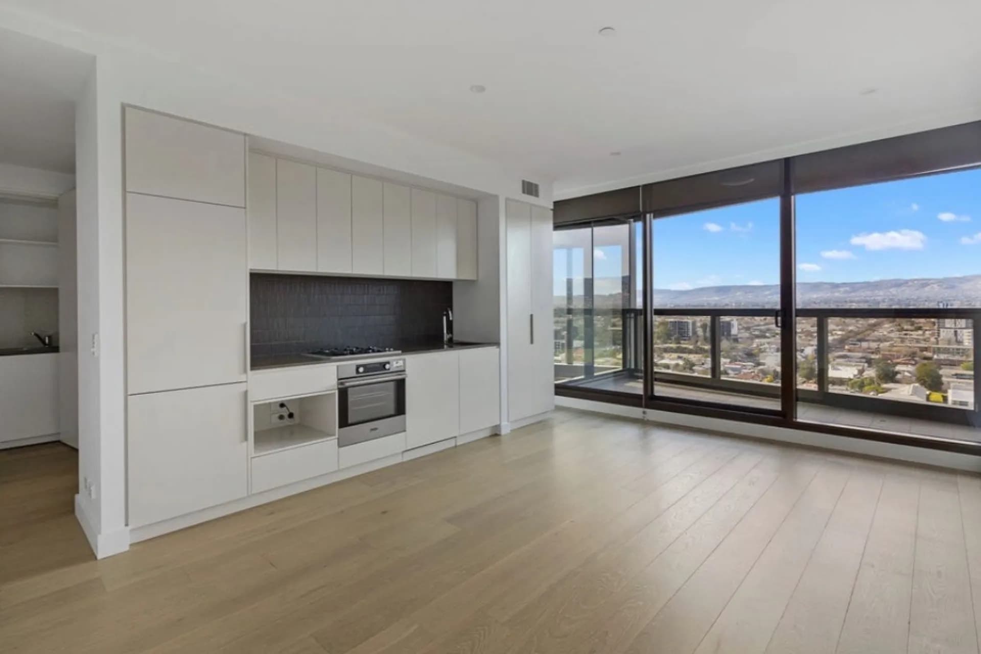 1804/421 King William Street, Adelaide - Thumbnail 3