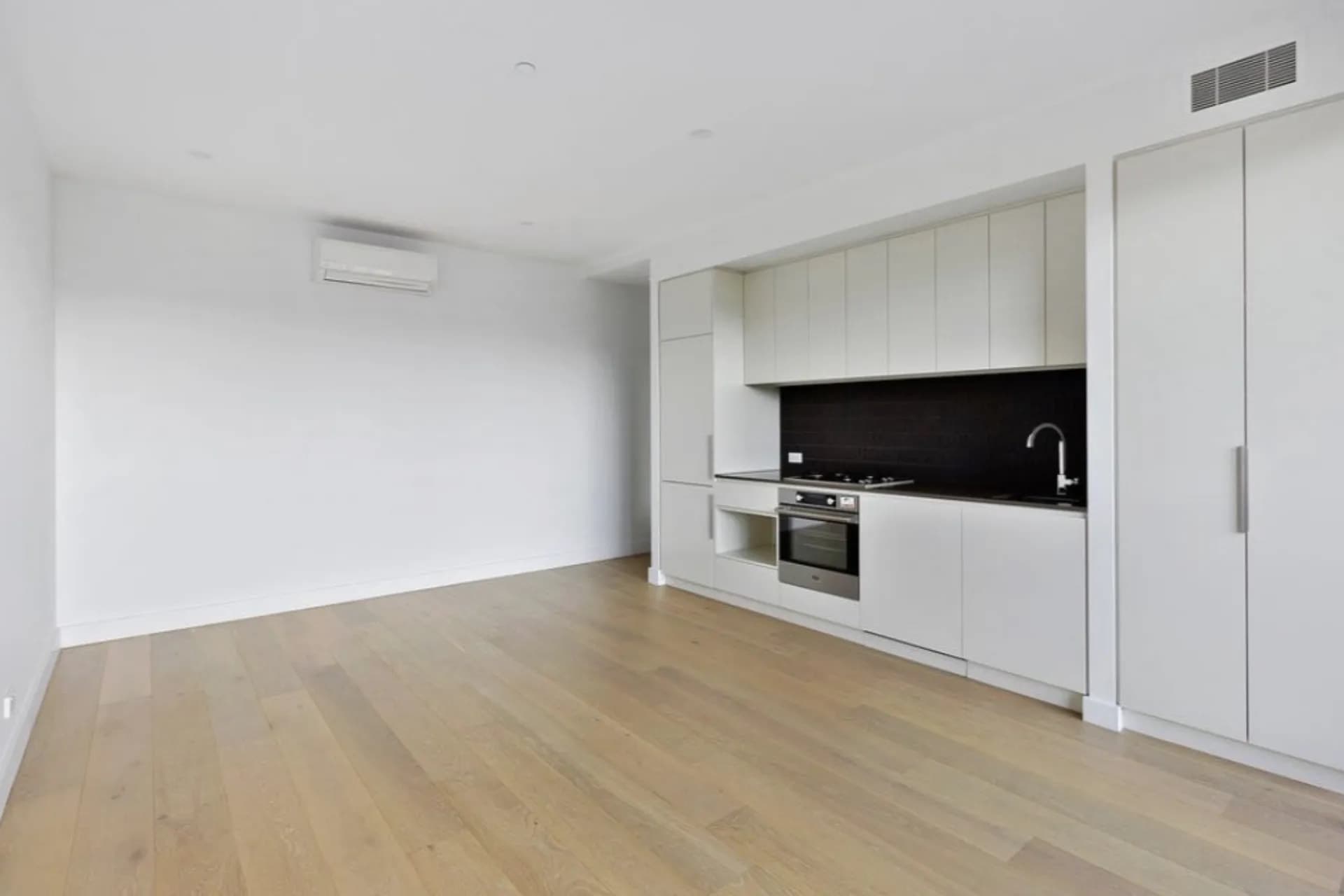 1804/421 King William Street, Adelaide - Thumbnail 4
