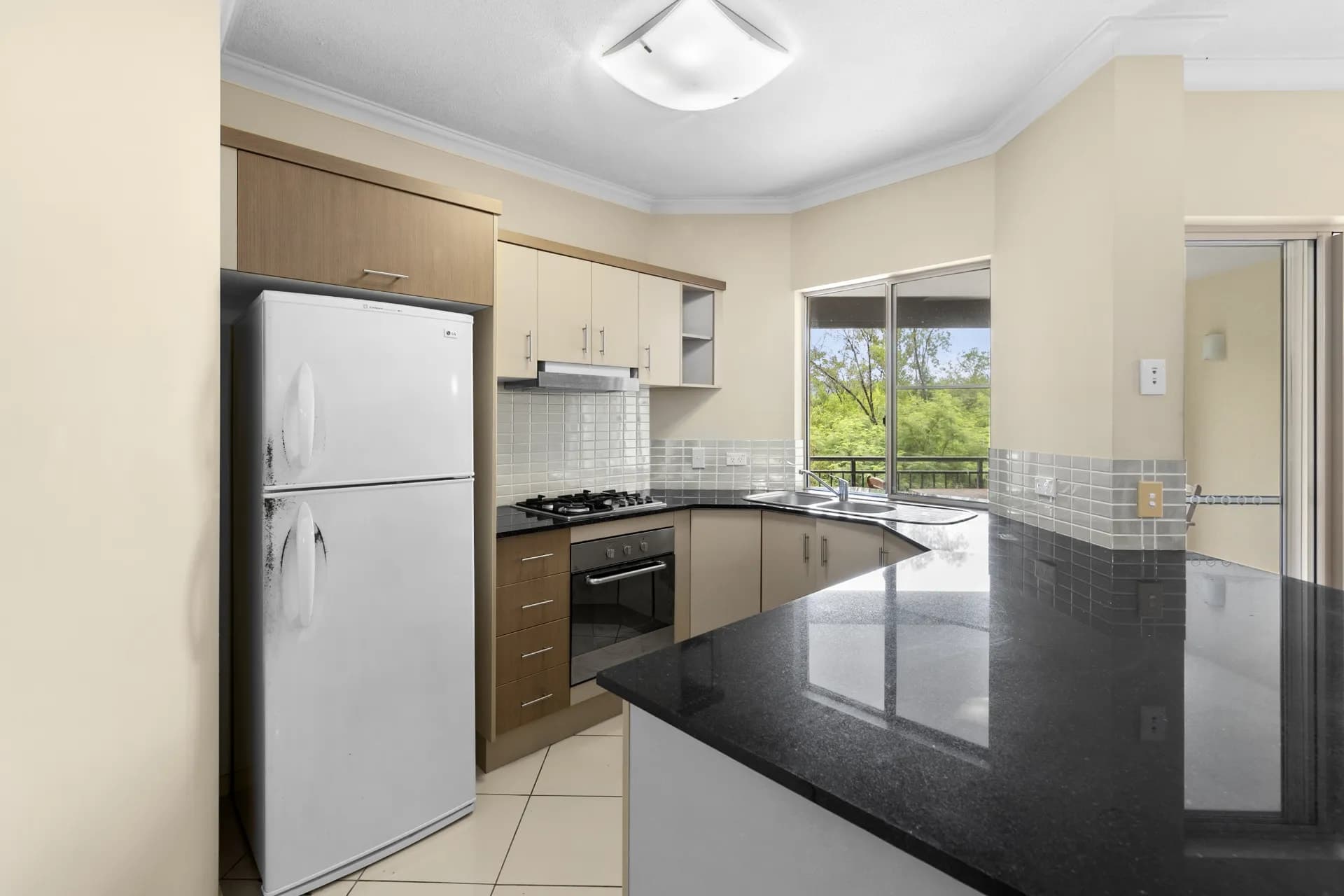 220/12 Gregory Street, Westcourt., Westcourt - Thumbnail 3