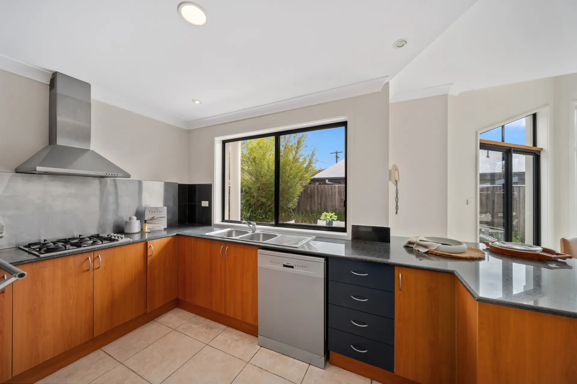 2/3 Rodway Street, Yarralumla., Yarralumla - Thumbnail 4