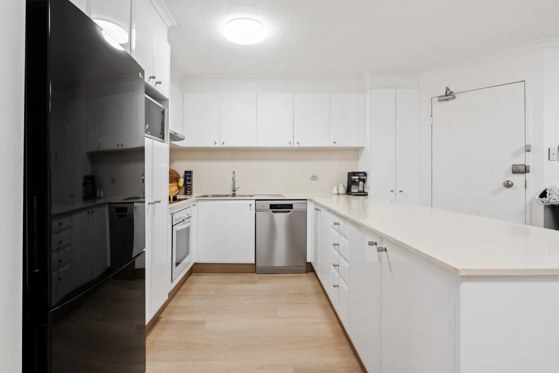 11/11 Breaker Street, Main Beach - Thumbnail 3