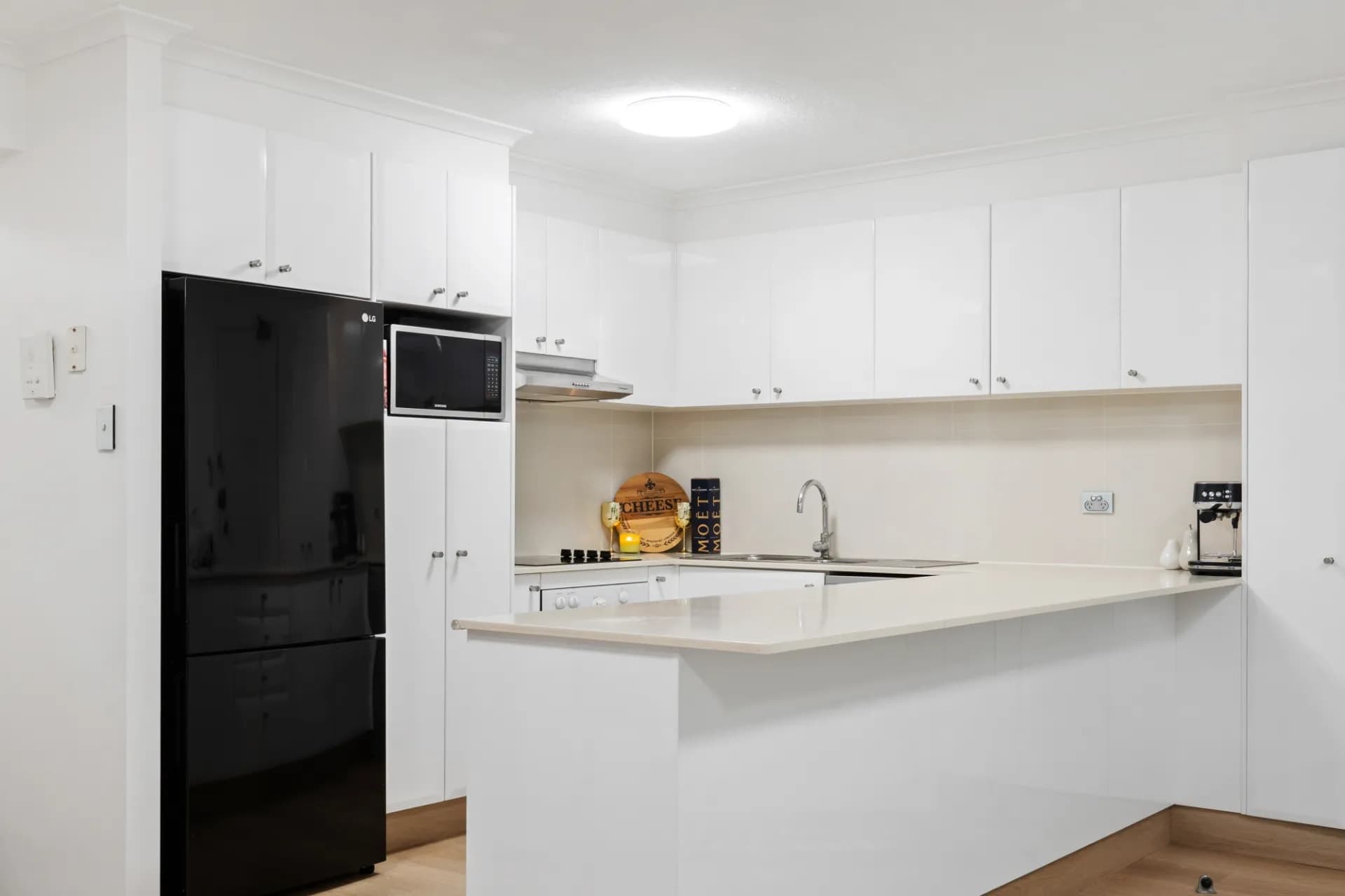 11/11 Breaker Street, Main Beach - Thumbnail 4