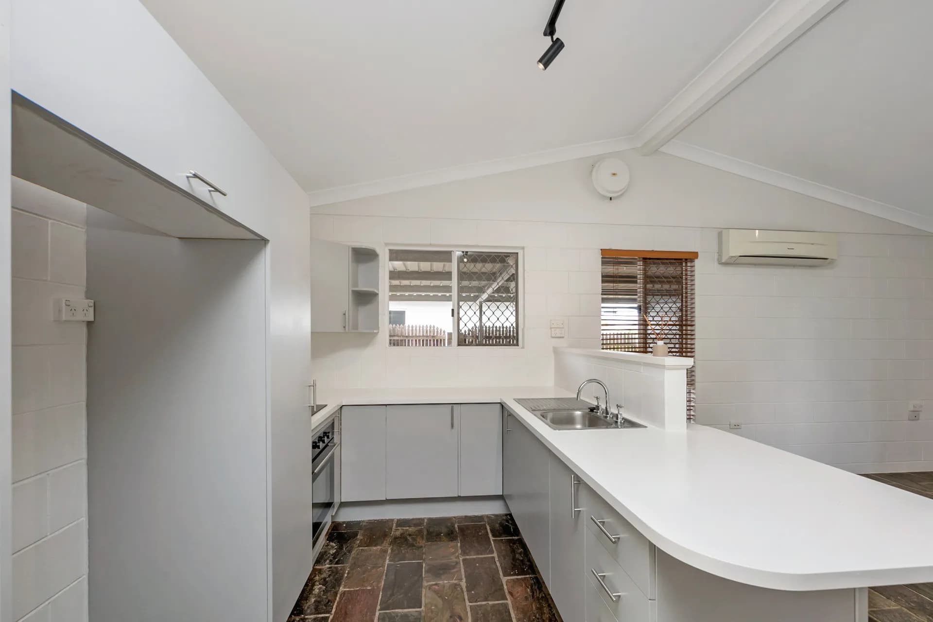 30 Leila  Avenue, Rasmussen - Thumbnail 3
