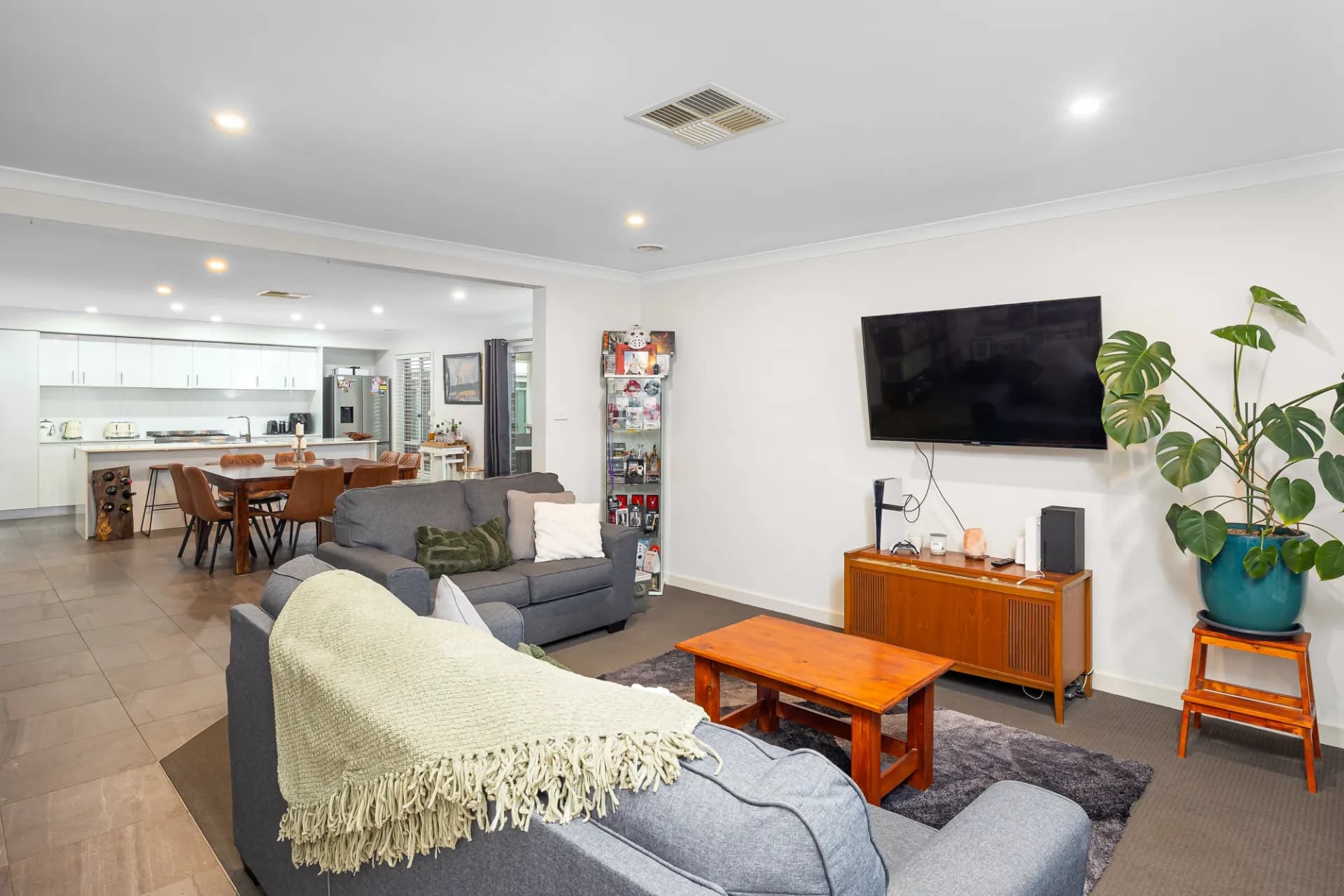 16 Hazelwood Drive, Forest Hill - Thumbnail 2