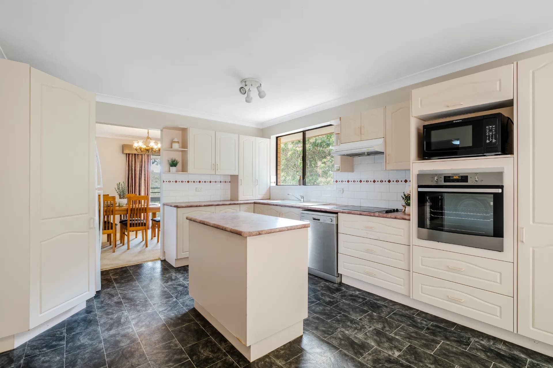 17 Tania Drive, Point Clare., Point Clare - Thumbnail 7