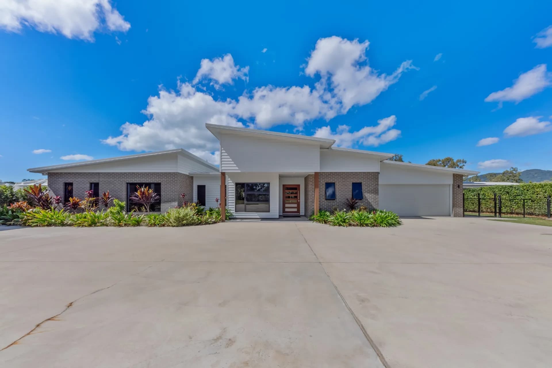 24 Acacia Grove, Woodwark., Woodwark - Thumbnail 2