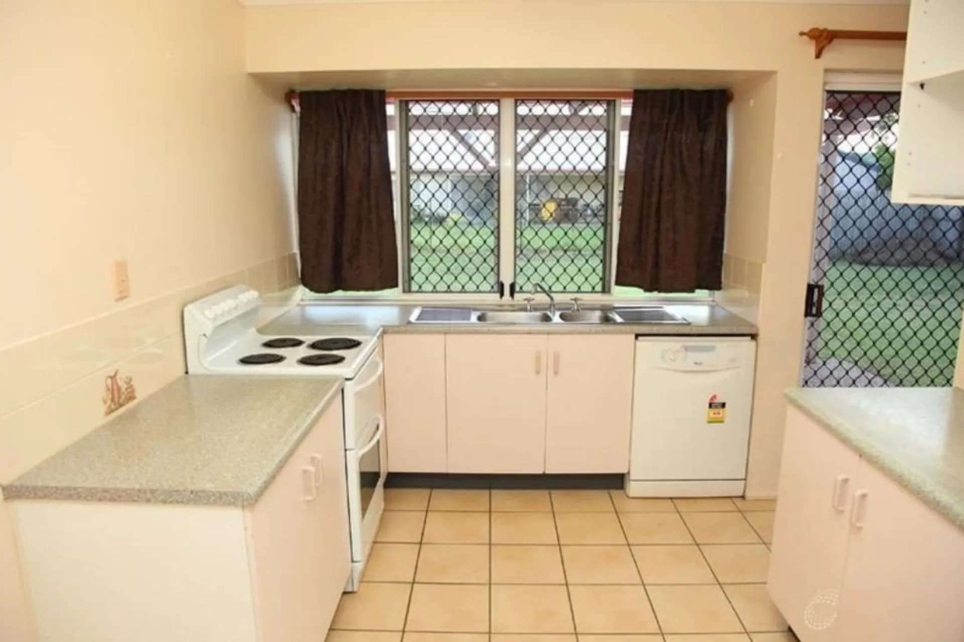 10 Amber Avenue, Rasmussen, QLD, Rasmussen - Thumbnail 2