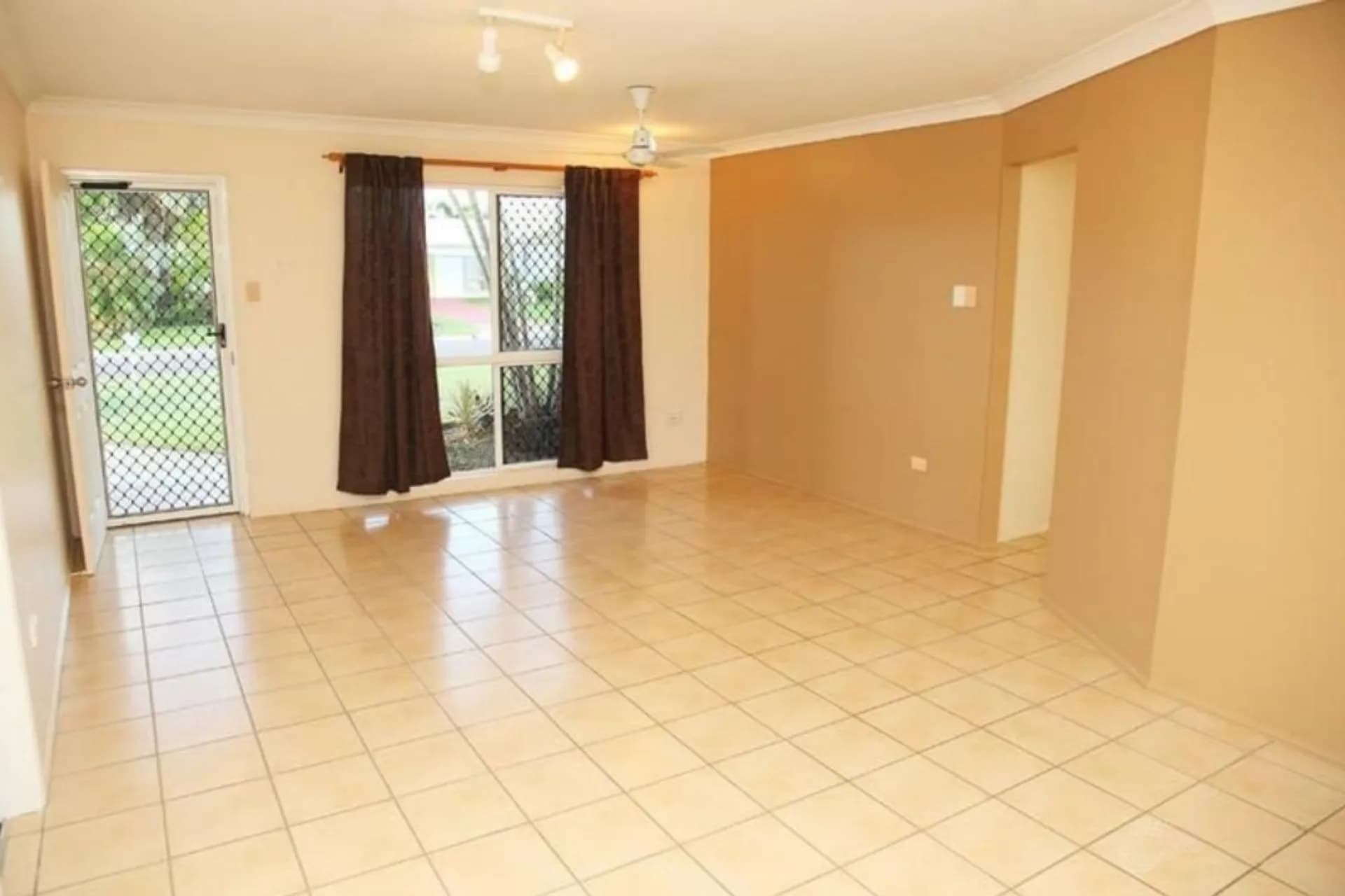 10 Amber Avenue, Rasmussen, QLD, Rasmussen - Thumbnail 3