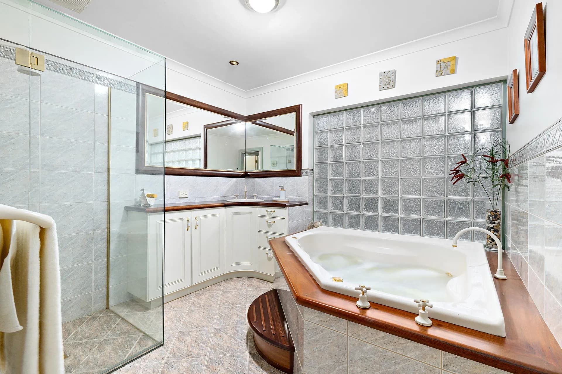 3 Malinda  Way, Croydon South - Thumbnail 7