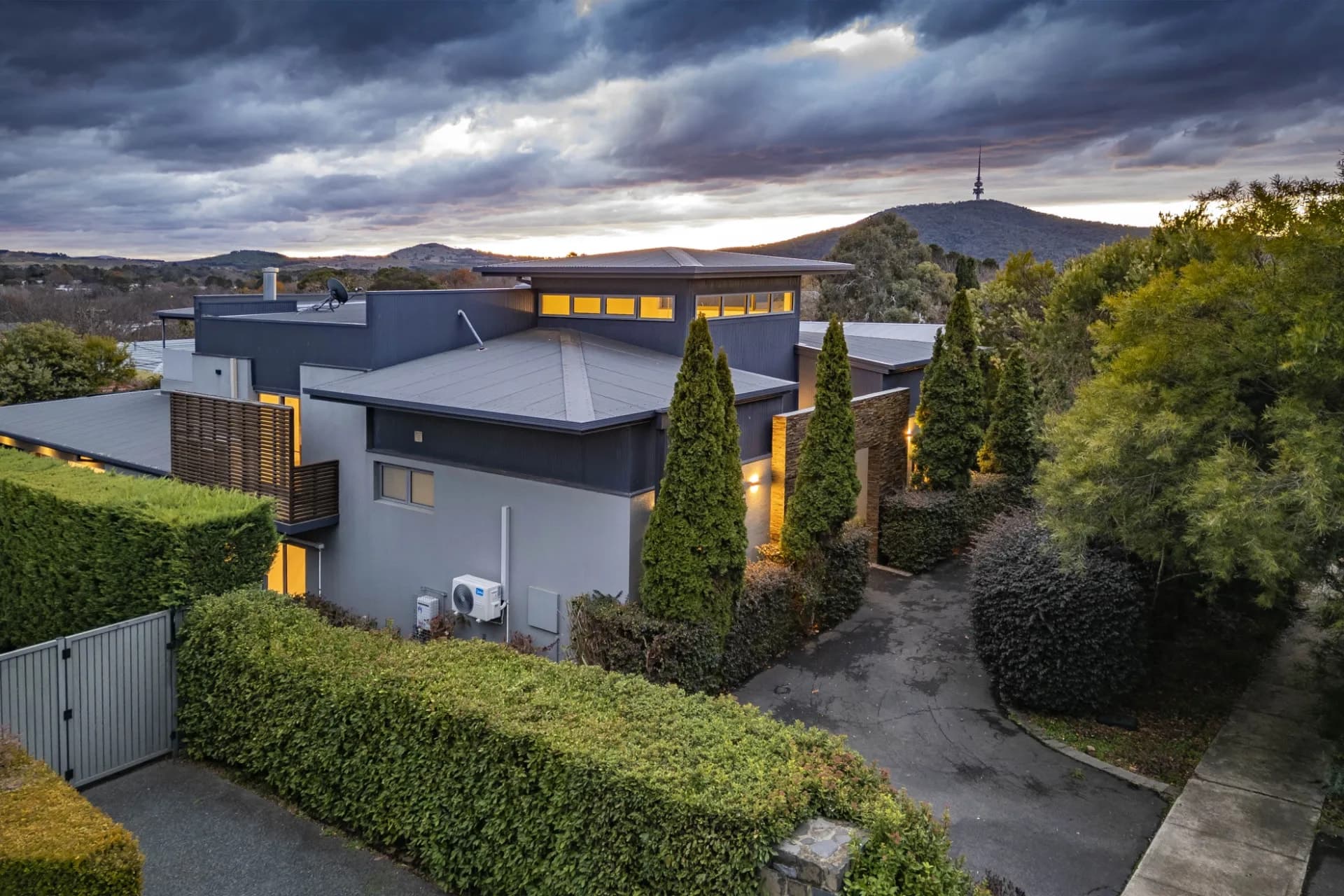 93  Hopetoun  Circuit, Yarralumla., Yarralumla - Image 1
