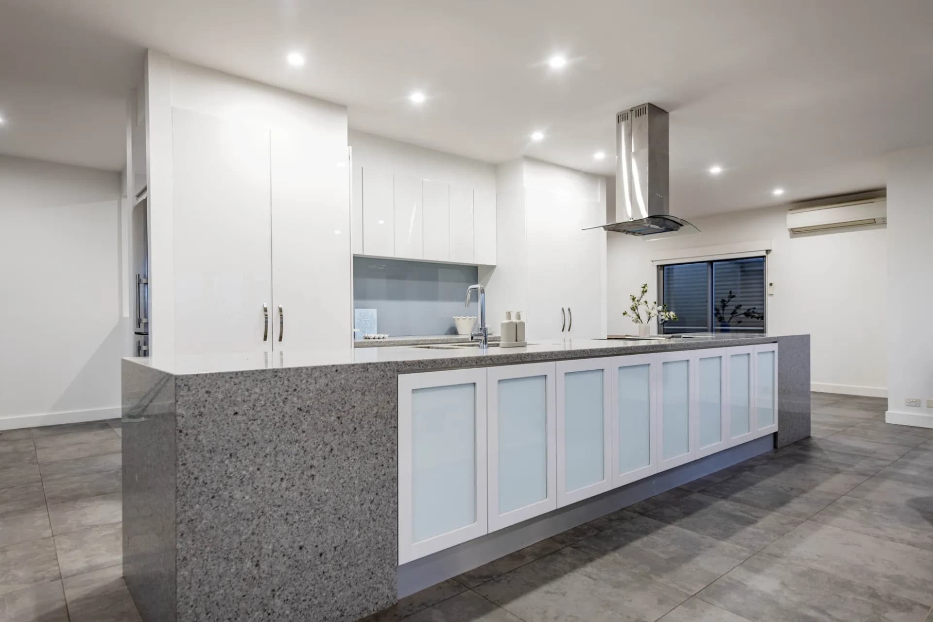 93  Hopetoun  Circuit, Yarralumla., Yarralumla - Thumbnail 8