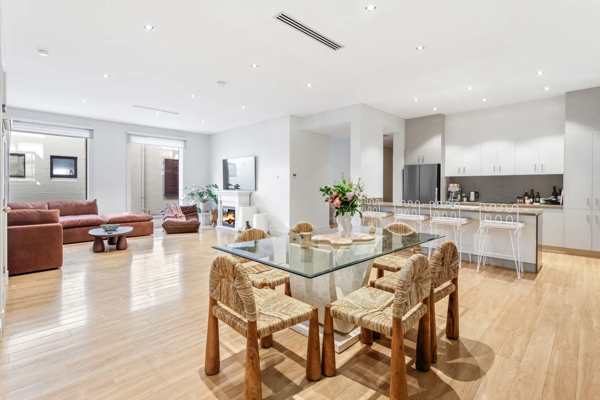 Unit 2/209 Esplanade, Henley Beach - Thumbnail 2