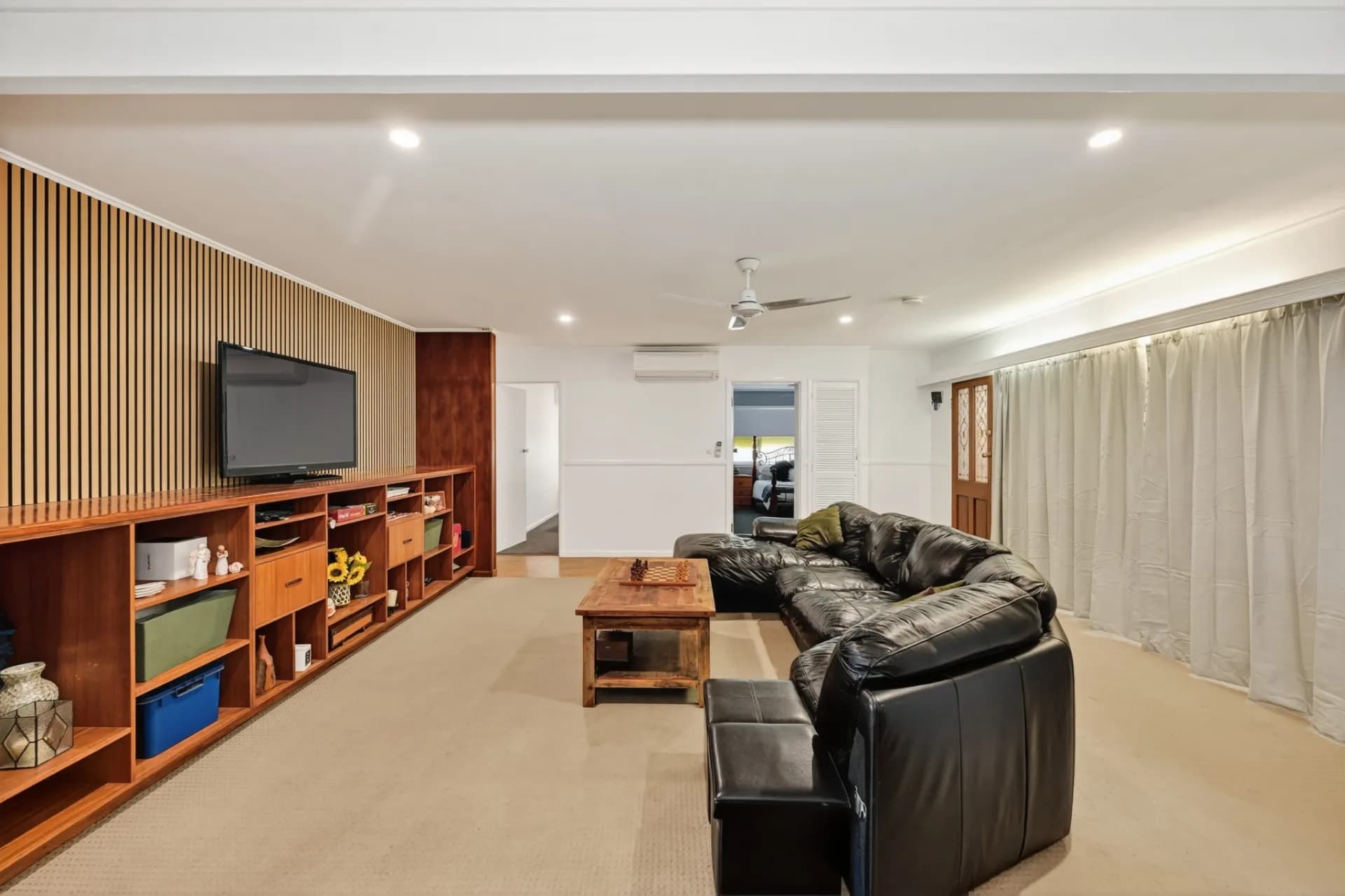 8 Coe Court, Heatley., Heatley - Thumbnail 2