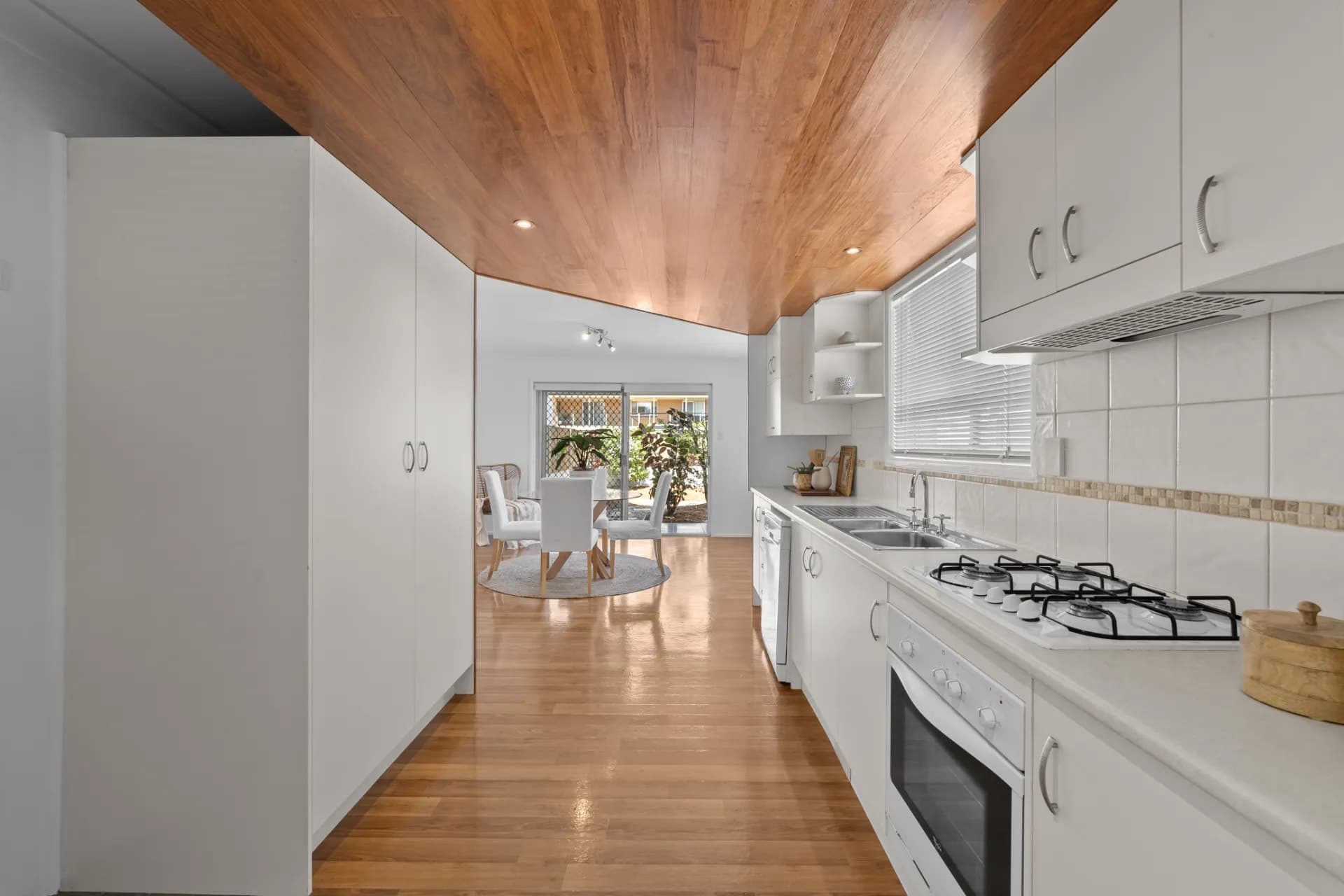 1/15 Victor Avenue, Paradise Point - Thumbnail 4