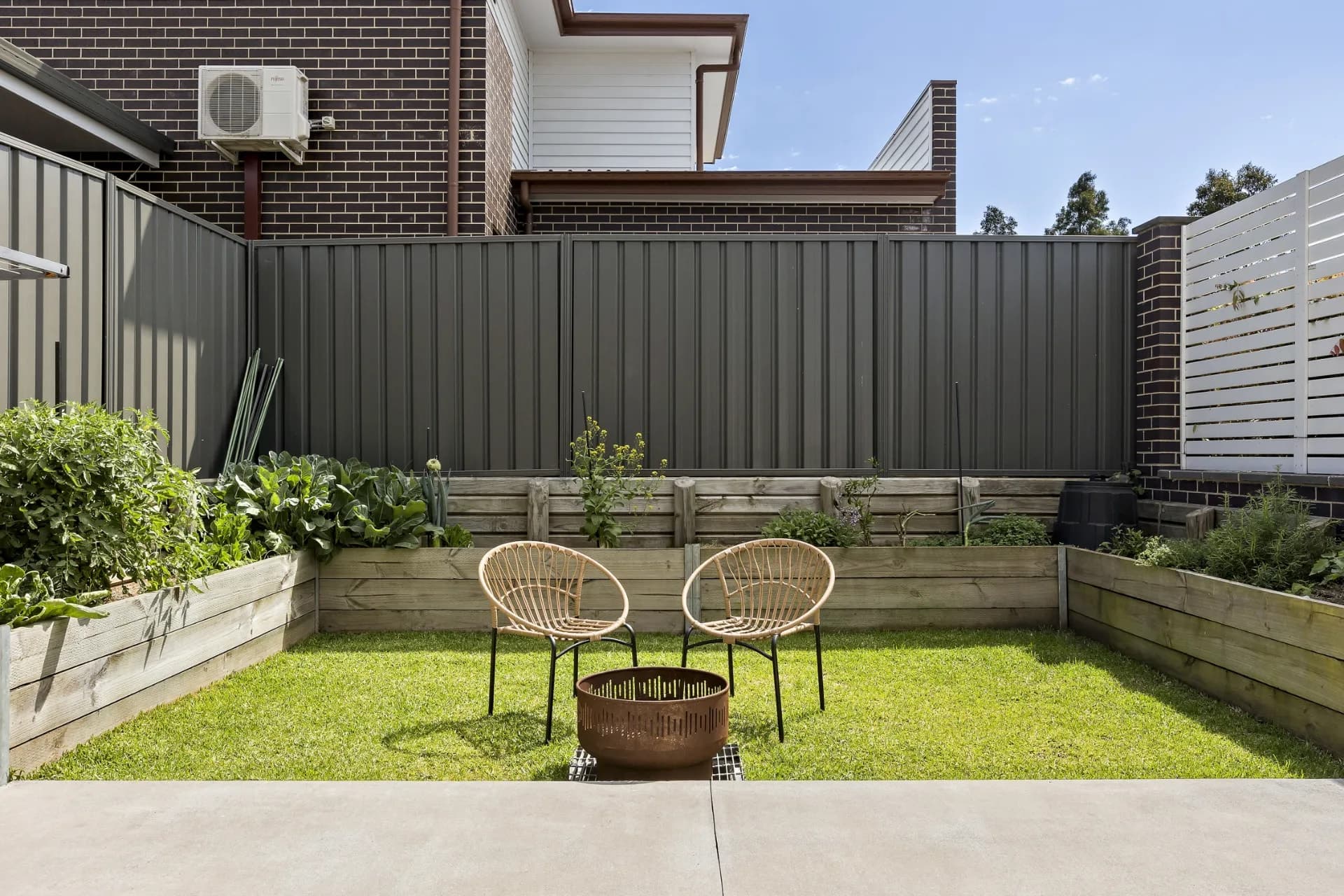 11 Blackbird Street, Thornton - Thumbnail 2