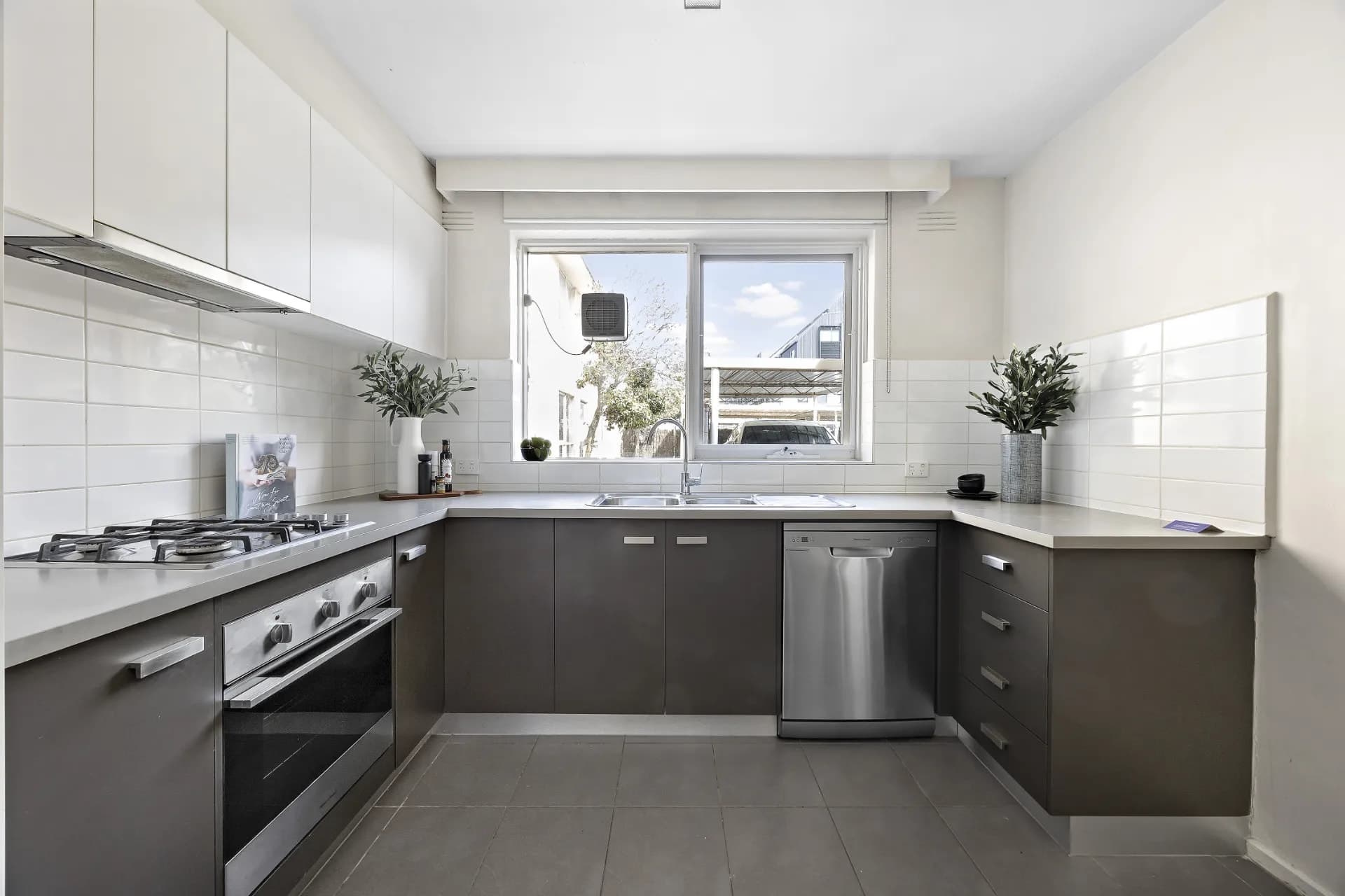 2/23 Warley Road, Malvern East., Malvern East - Thumbnail 2