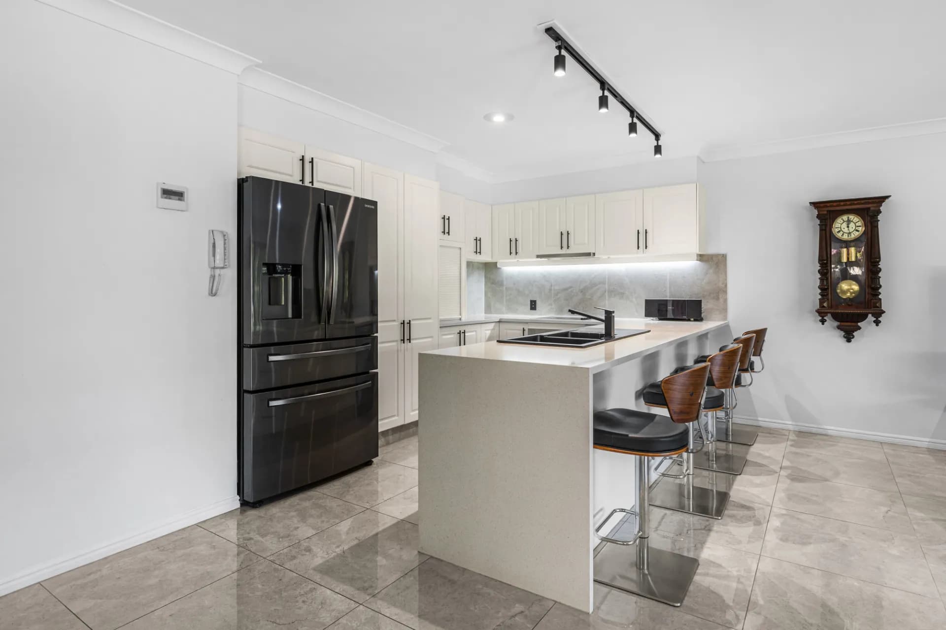 4/6-12 Monterey Keys  Drive, Helensvale., Helensvale - Thumbnail 5