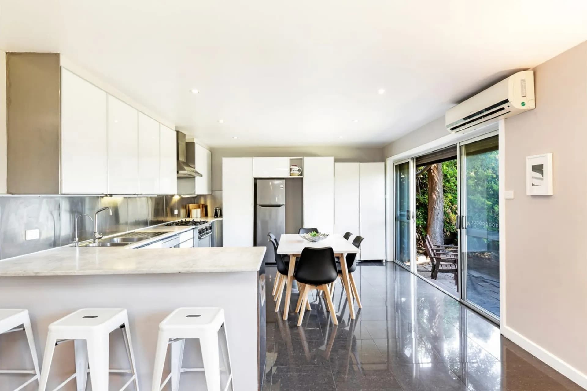 16 Roberts Street, Brighton., Brighton - Thumbnail 2