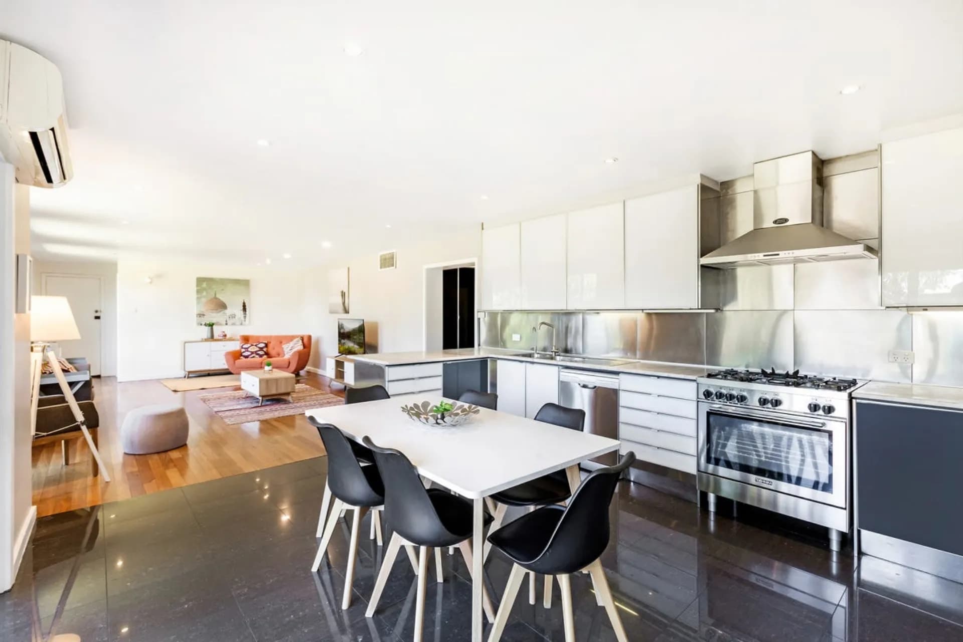 16 Roberts Street, Brighton., Brighton - Thumbnail 3