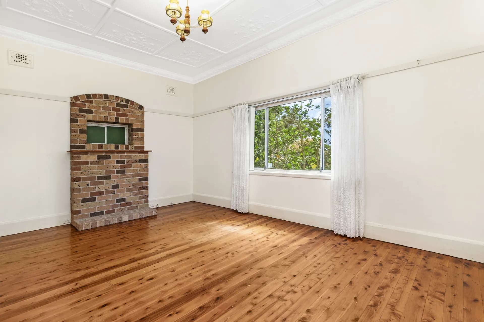 16 First Avenue, Willoughby., Willoughby - Thumbnail 2