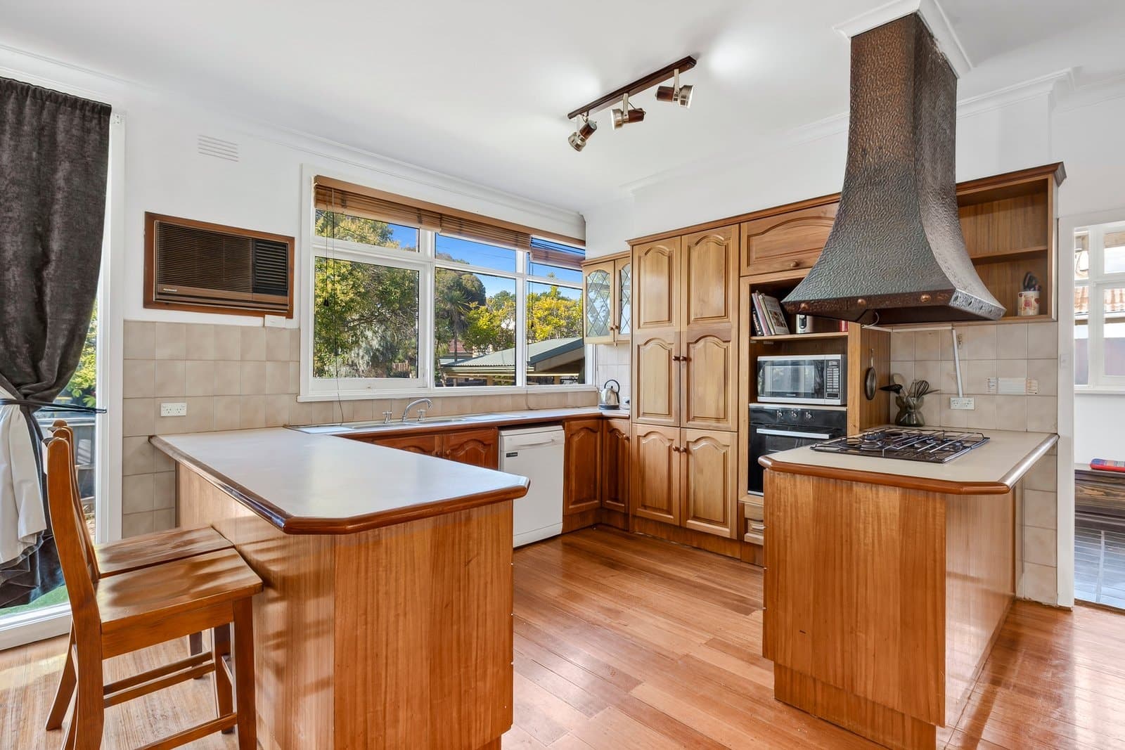 8 Mayfield Drive, Mount Waverley, Mount Waverley - Thumbnail 3