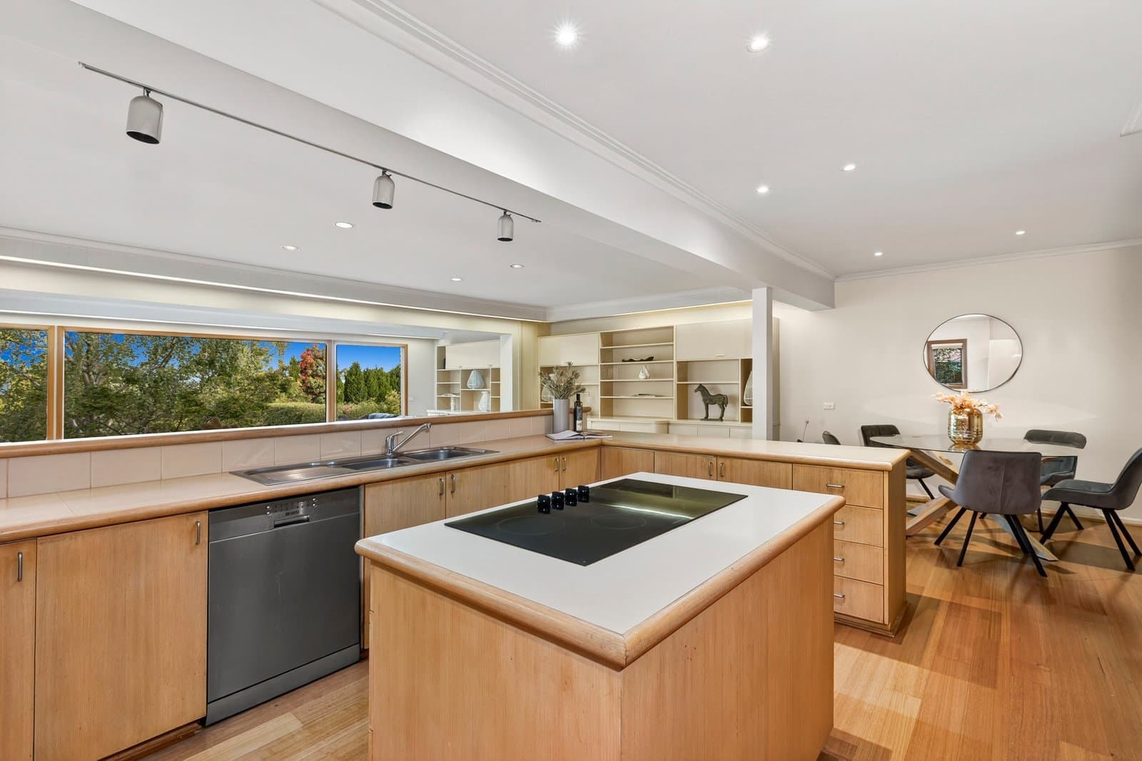 8 Belinda Crescent, Wheelers Hill, Wheelers Hill - Thumbnail 4