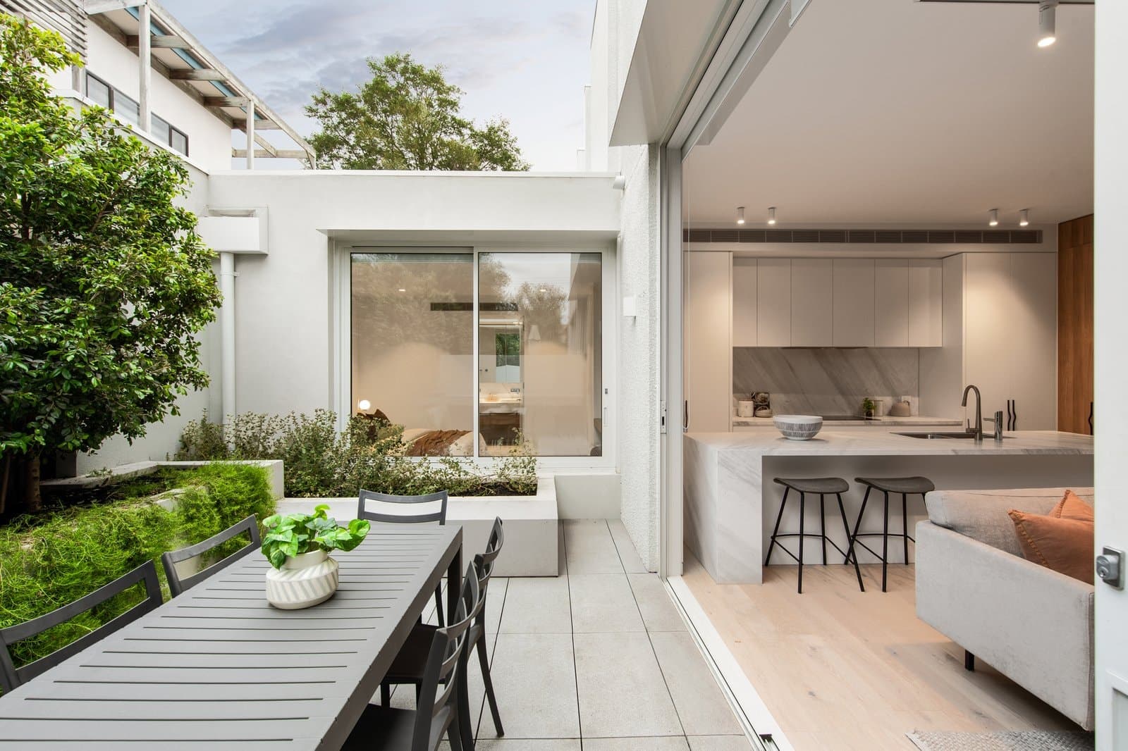 2/42C Head Street, Brighton, Brighton - Thumbnail 2