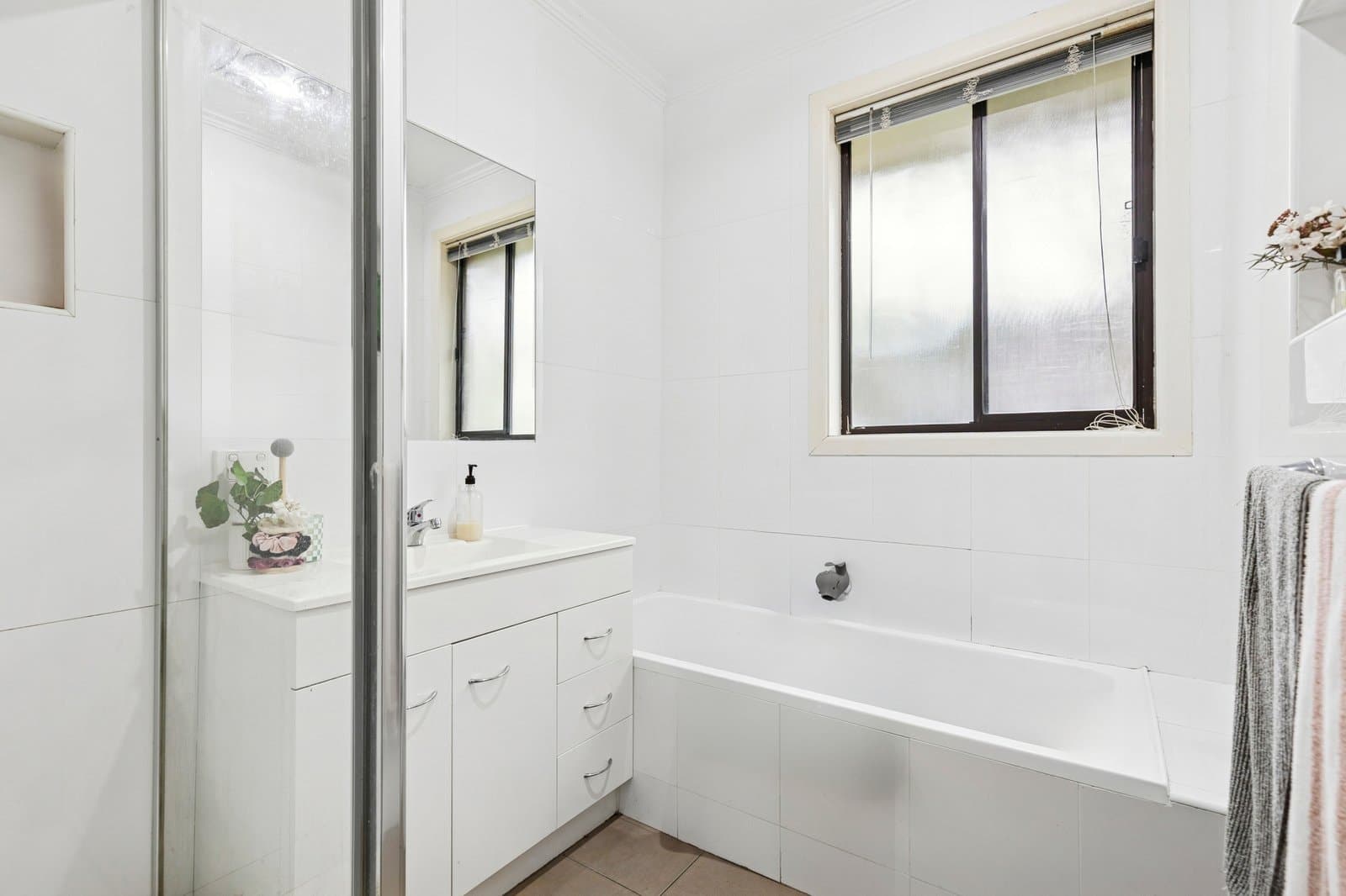 4 Emerald Court, Belmont, Belmont - Thumbnail 8