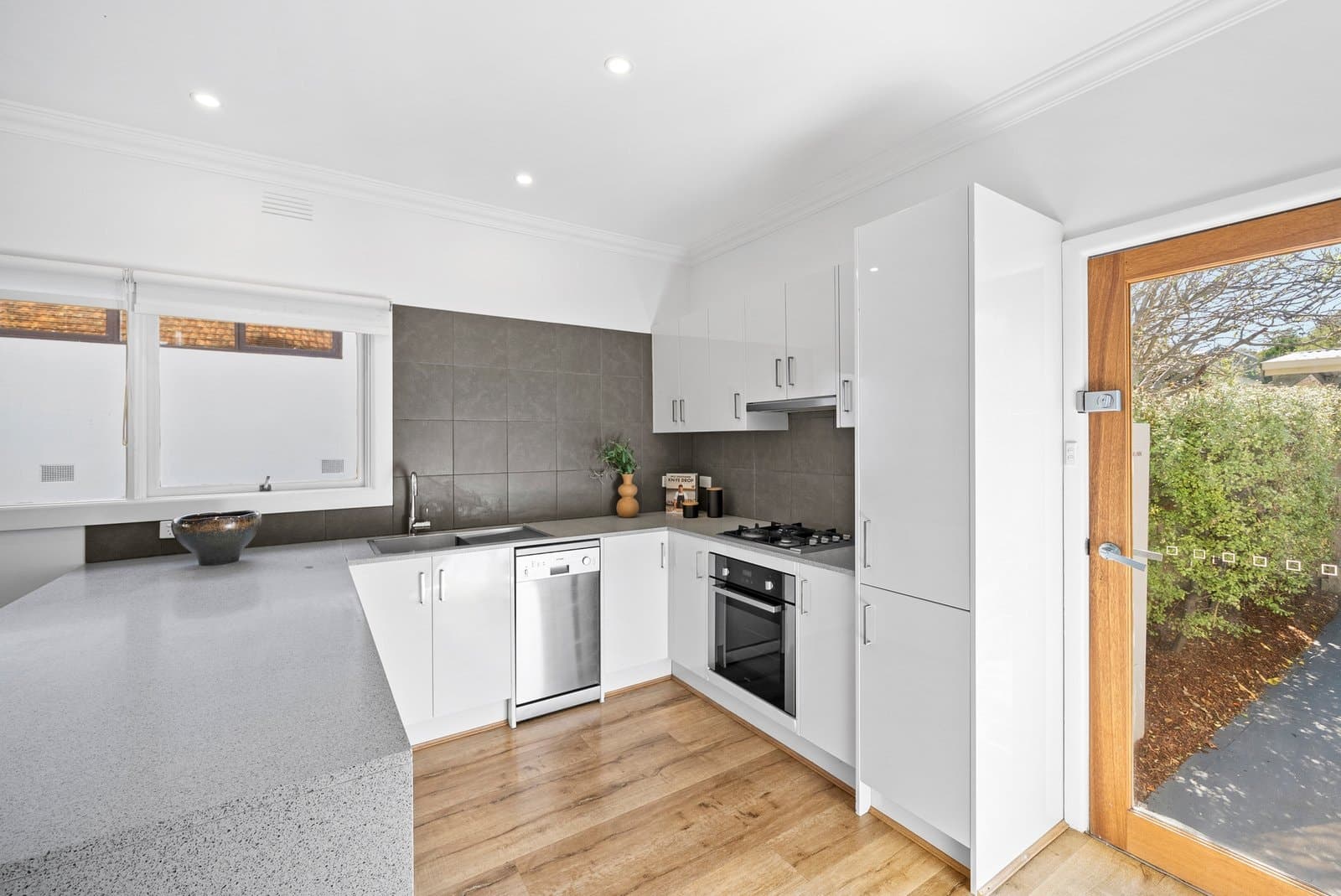 16 Hunter Avenue, Black Rock, Black Rock - Thumbnail 4