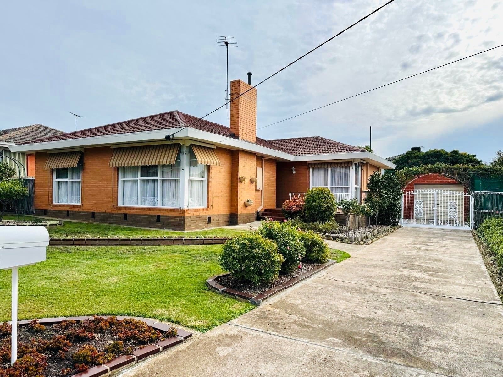 4 Olwen Avenue, Belmont, Belmont - Image 1