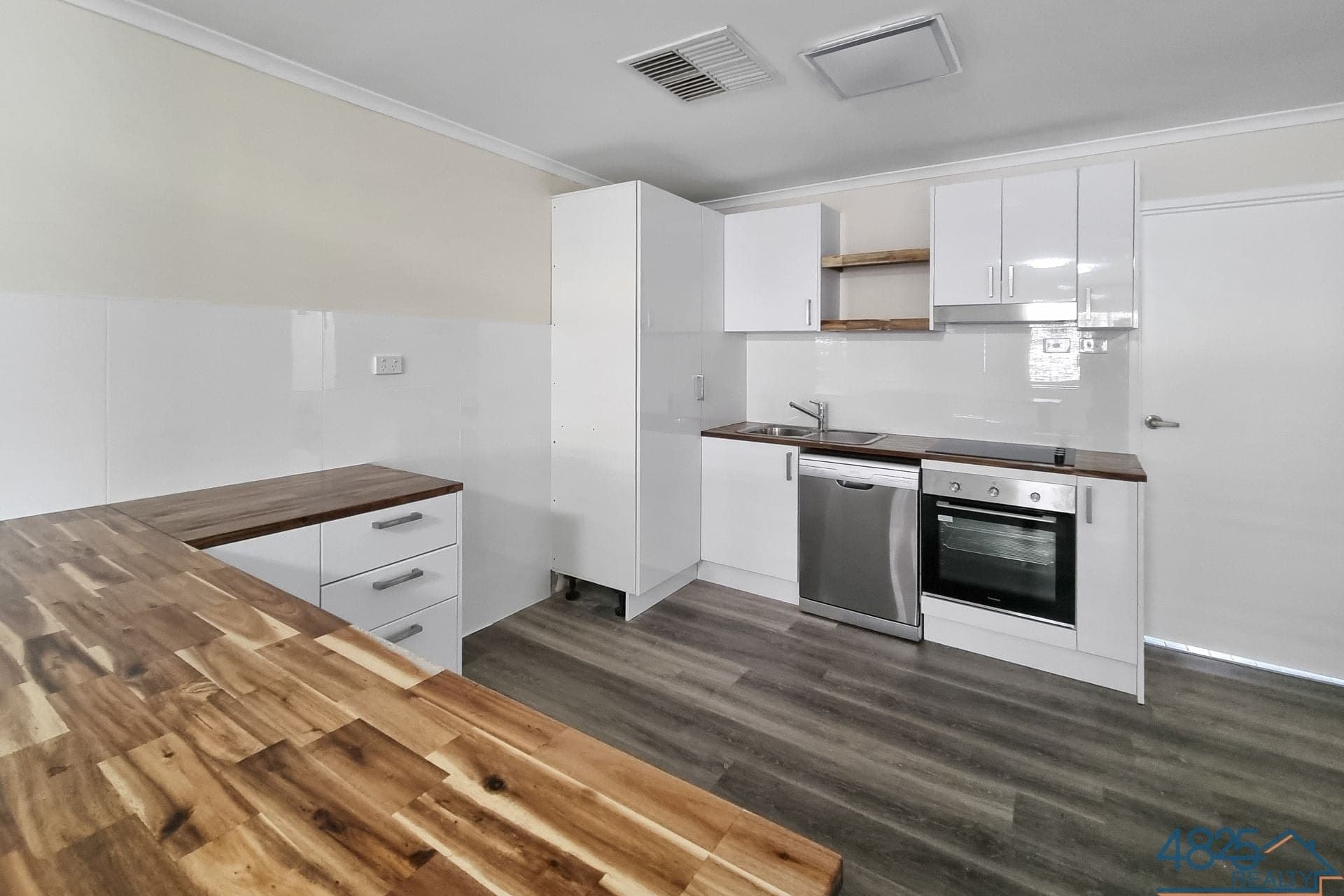 9 Fourth Avenue Mount Isa QLD, Mount Isa City - Thumbnail 2