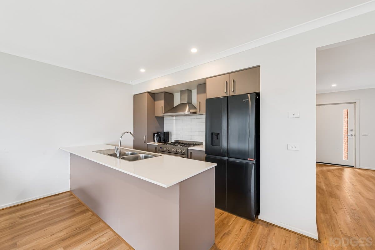 15 Gillespie Avenue, Werribee, VIC, 3030, Werribee - Thumbnail 3
